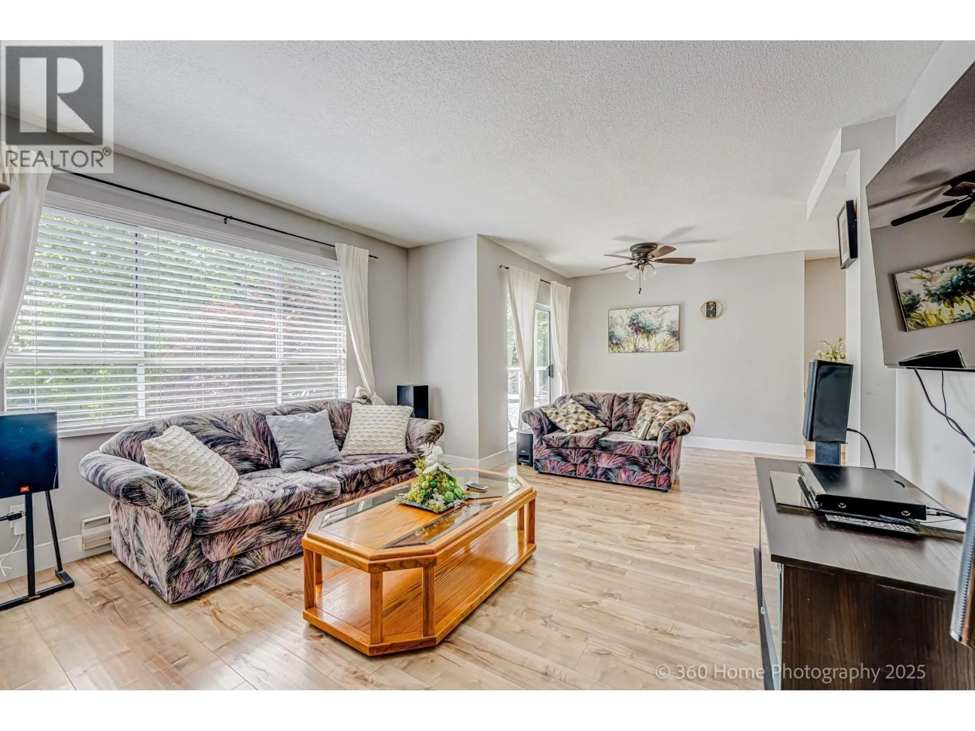 Living room with furniture, wood/laminate floor for 6 - 5671 LADNER TRUNK ROAD, Delta British Columbia V4K1X3