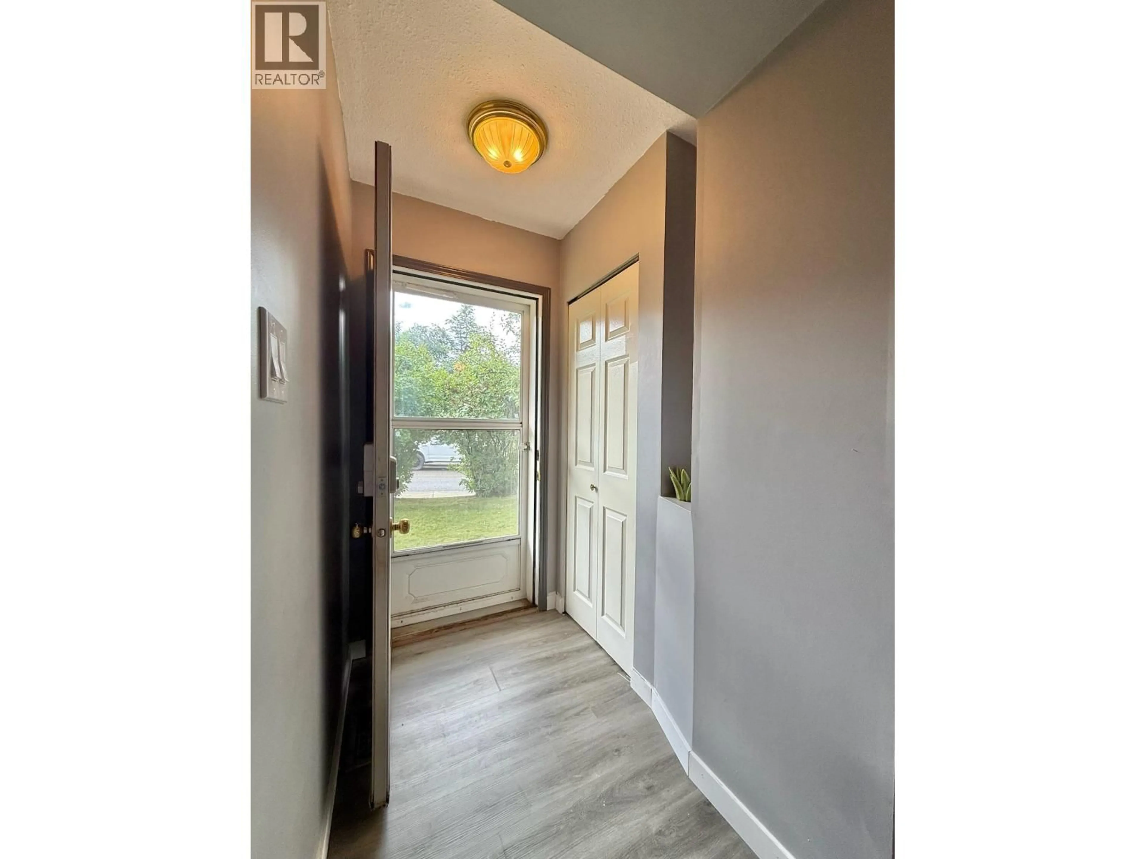 Indoor entryway for 5 - 530 YORSTON STREET, Williams Lake British Columbia V2G4S7