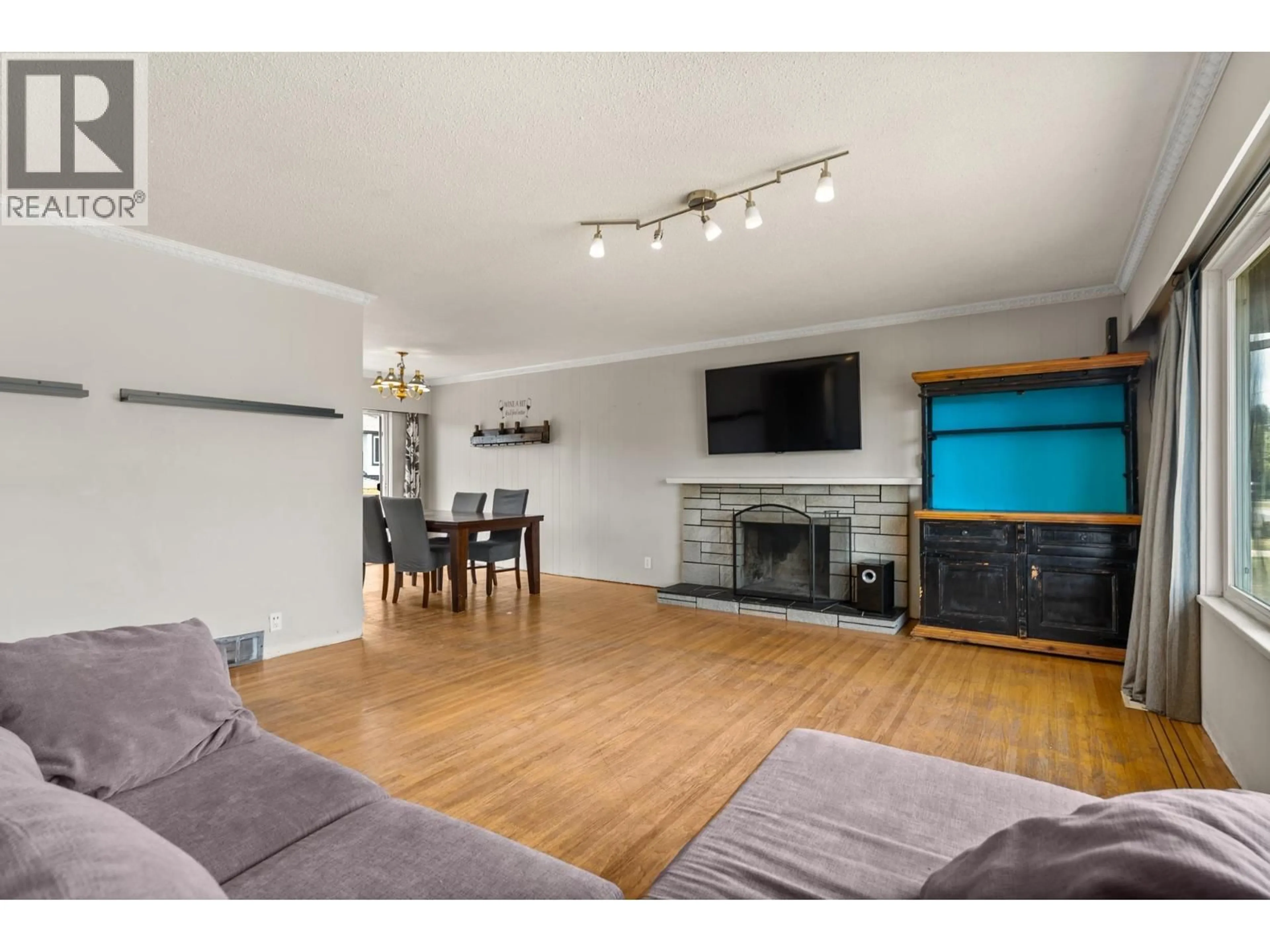Living room with furniture, wood/laminate floor for 4903 58 STREET, Delta British Columbia V4K3H4