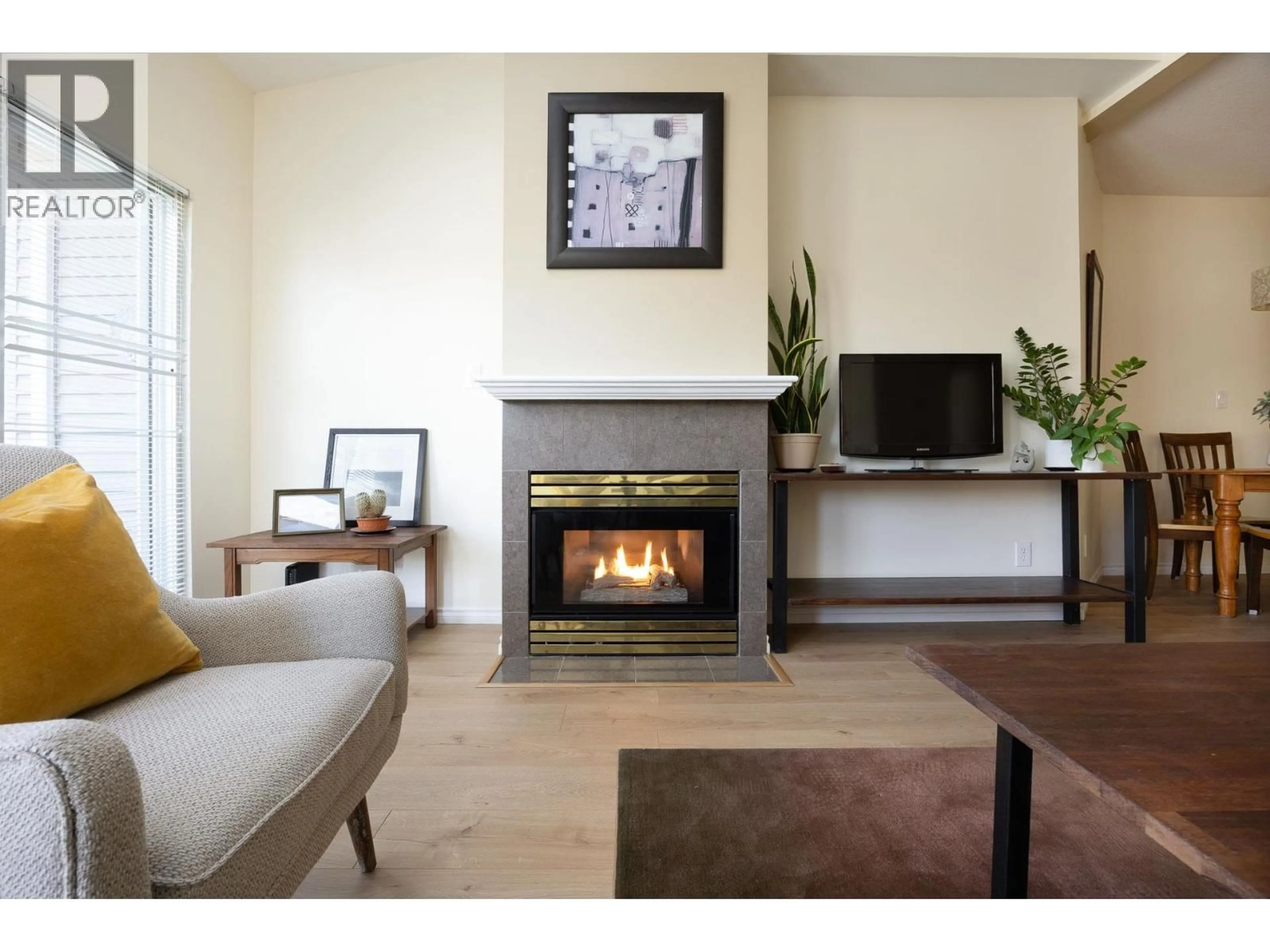 Living room with furniture, wood/laminate floor for 1122 O'FLAHERTY GATE, Port Coquitlam British Columbia V3C6H2