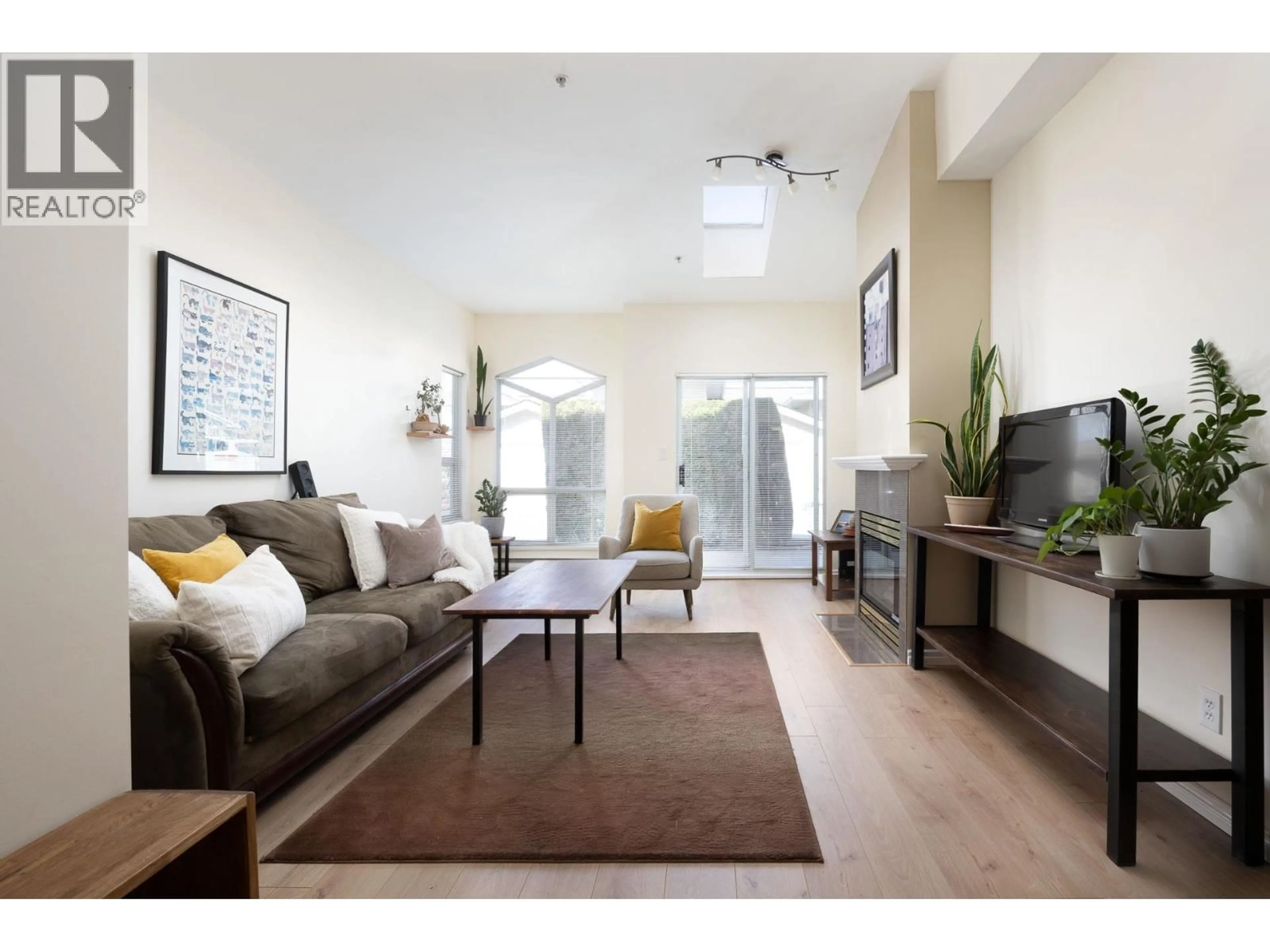 Living room with furniture, unknown for 1122 O'FLAHERTY GATE, Port Coquitlam British Columbia V3C6H2