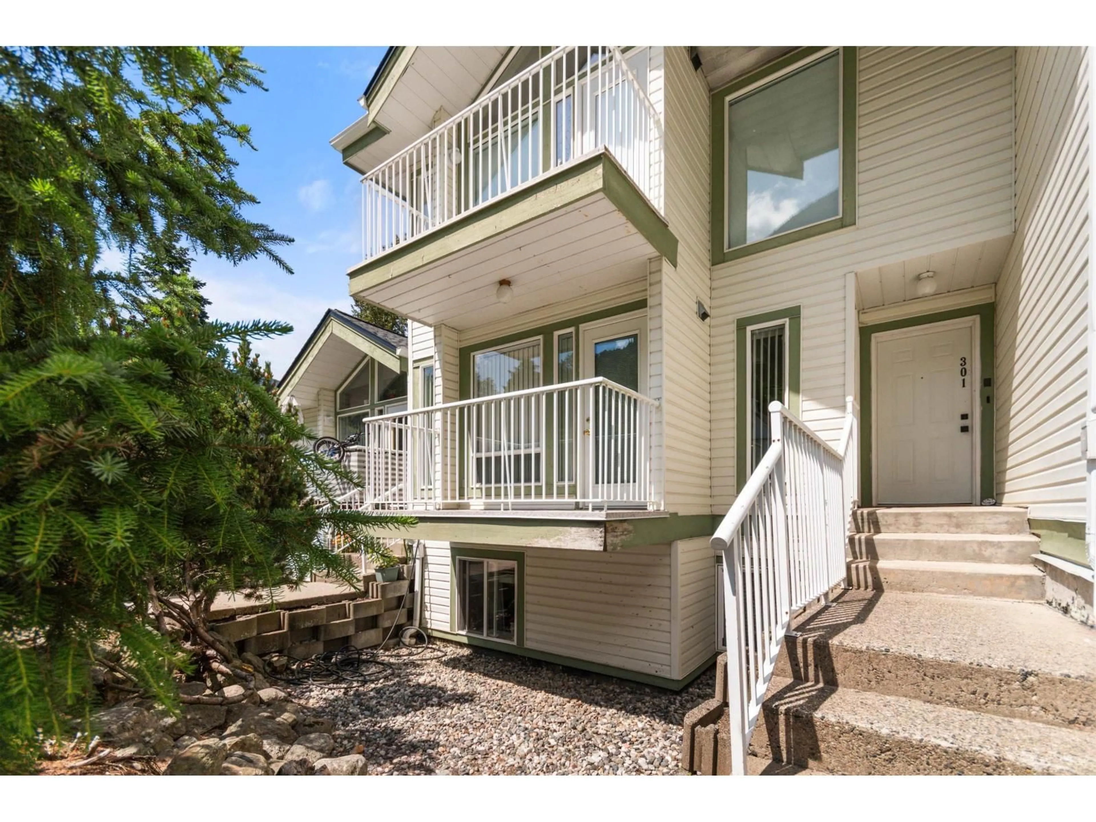 Patio, street for 202 - 1275 SCOTT DRIVE, Hope British Columbia V0X1L4