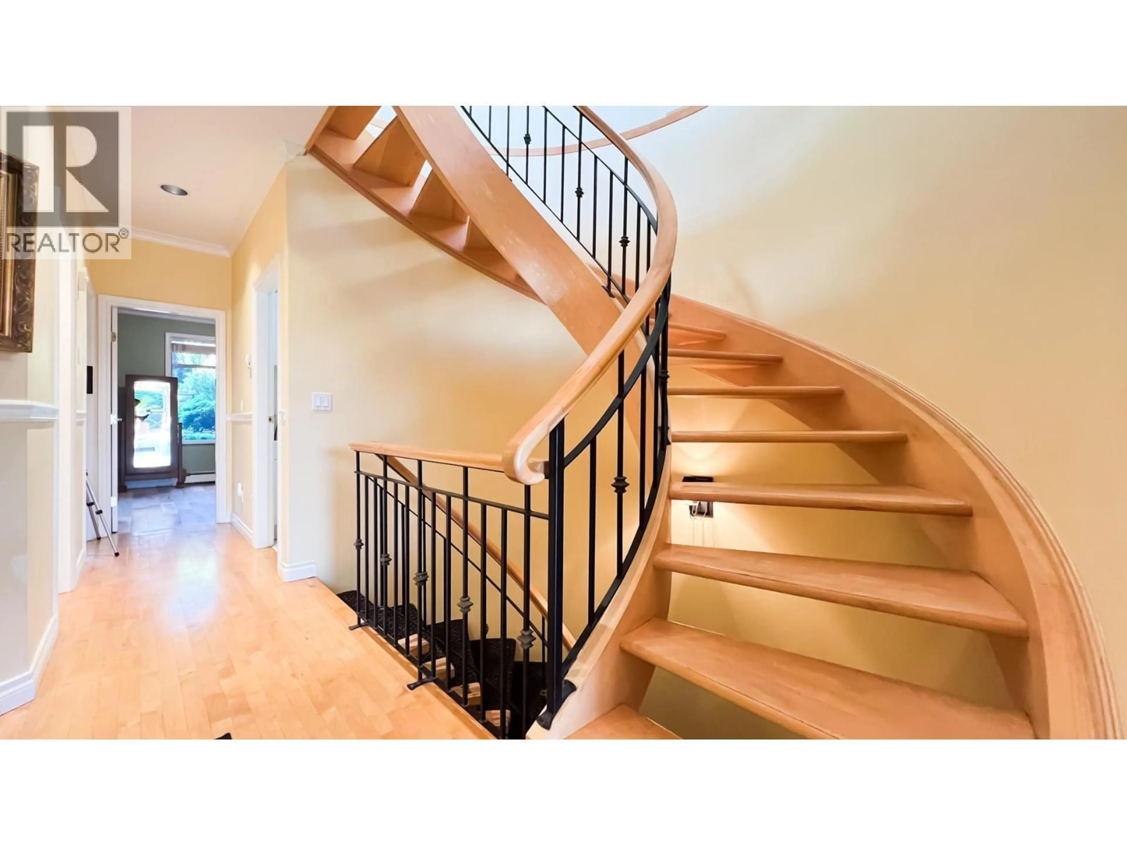 Stairs for 2352 MARINE DRIVE, West Vancouver British Columbia V7V1K8