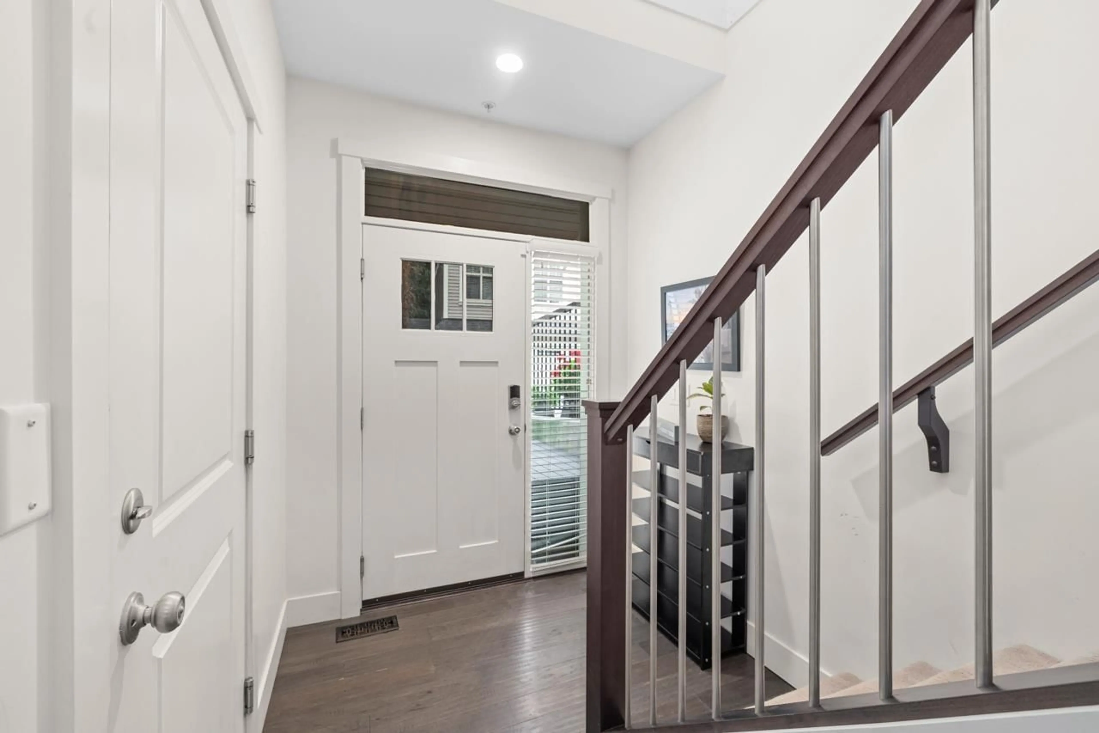 Indoor entryway for 29 - 35298 MARSHALL, Abbotsford British Columbia V3G0E2