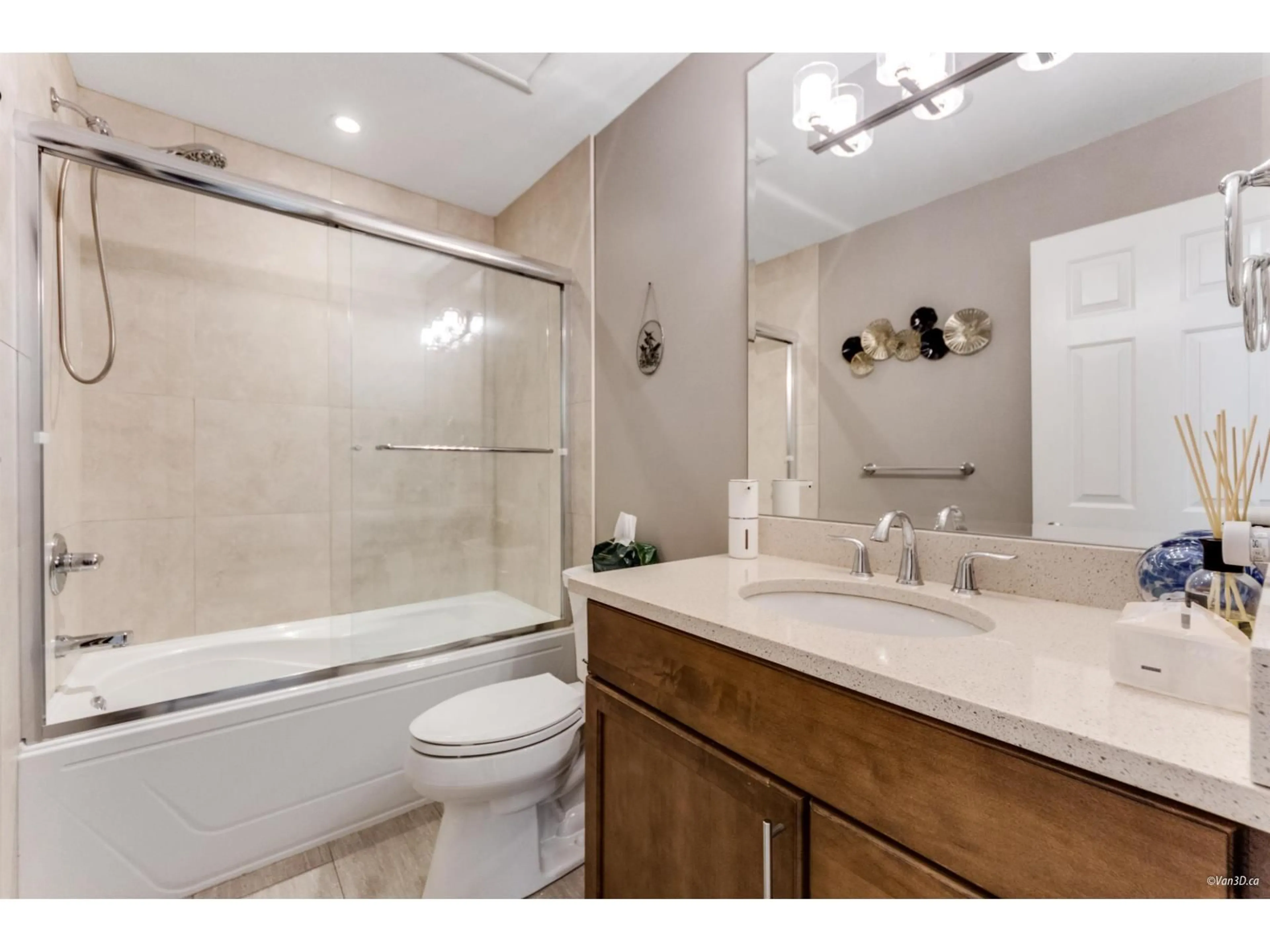 Standard bathroom, ceramic/tile floor for 14854 21, Surrey British Columbia V4A8L6