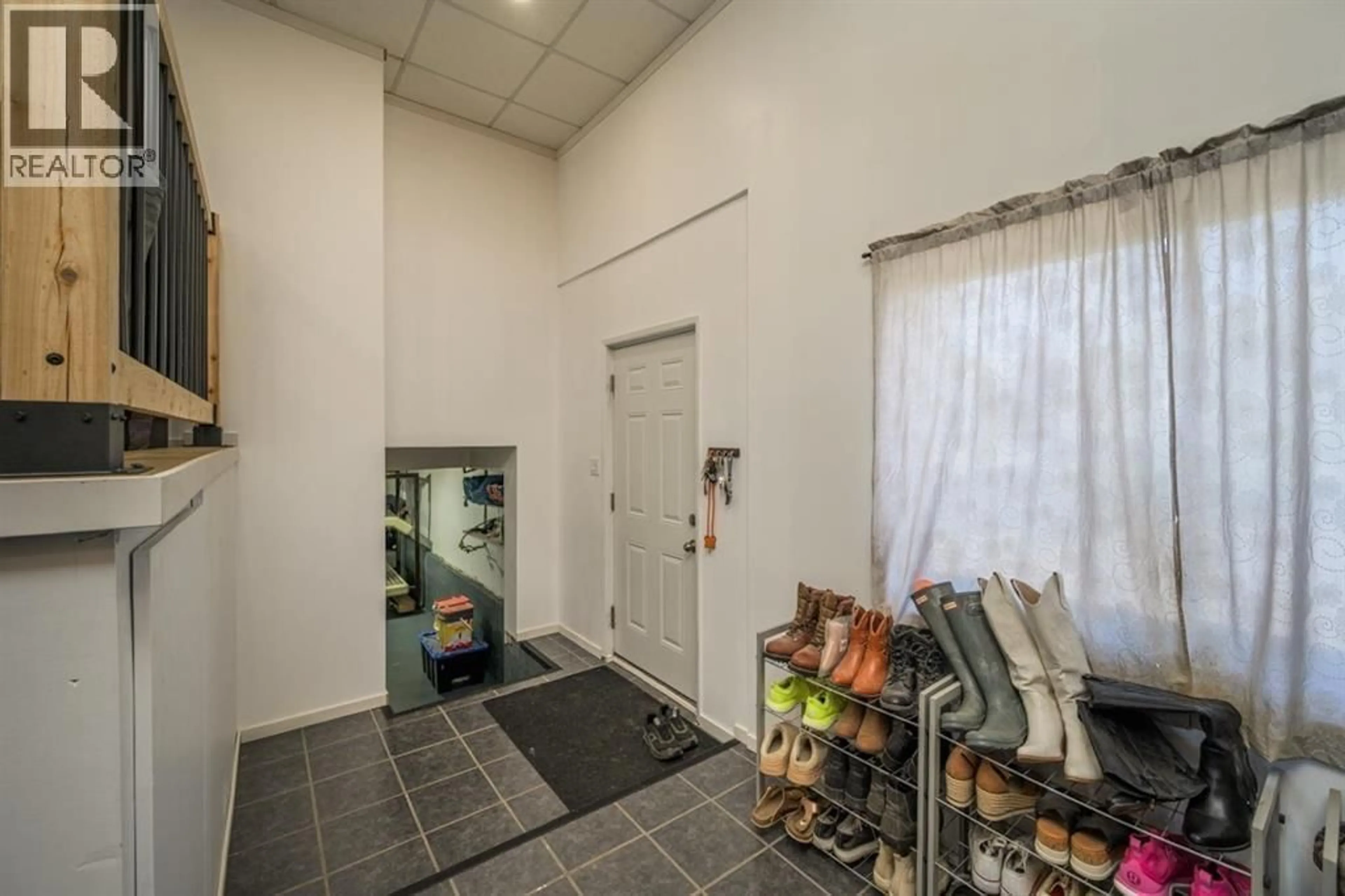 Indoor foyer for 8110 HART HIGHWAY, Prince George British Columbia V2K3B5