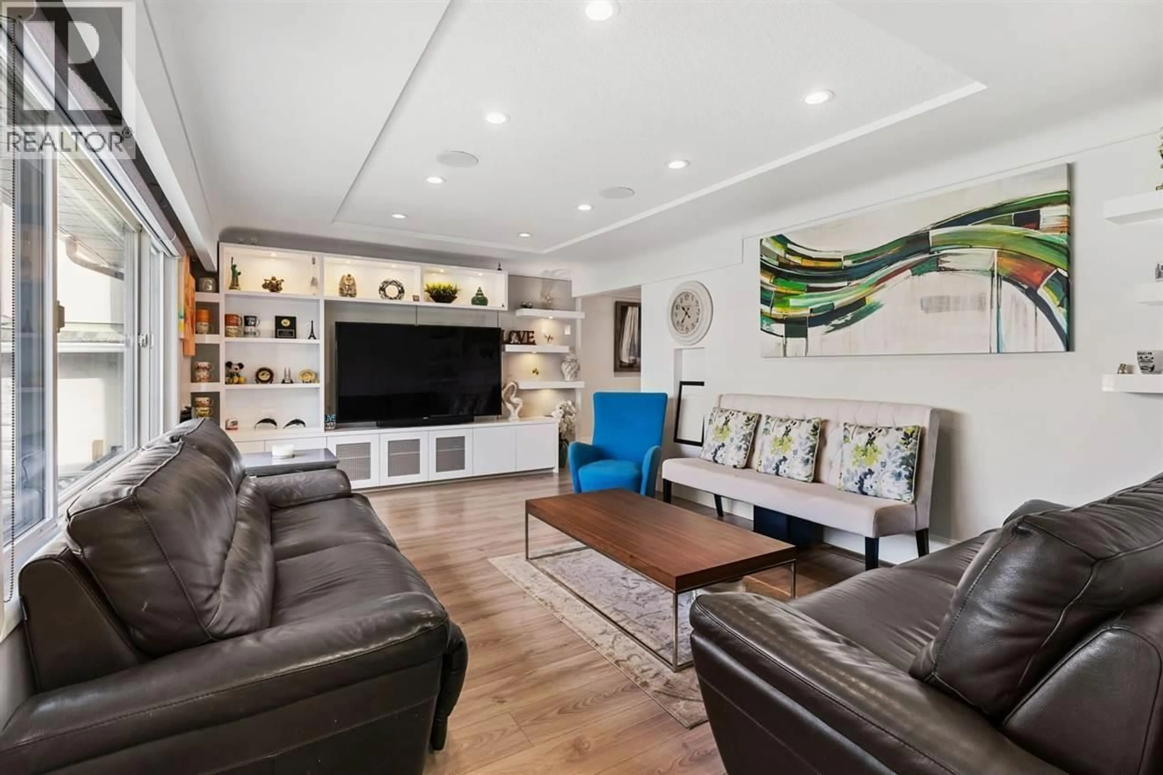Living room with furniture, wood/laminate floor for 6978 MCKINNON STREET, Vancouver British Columbia V5S3G5