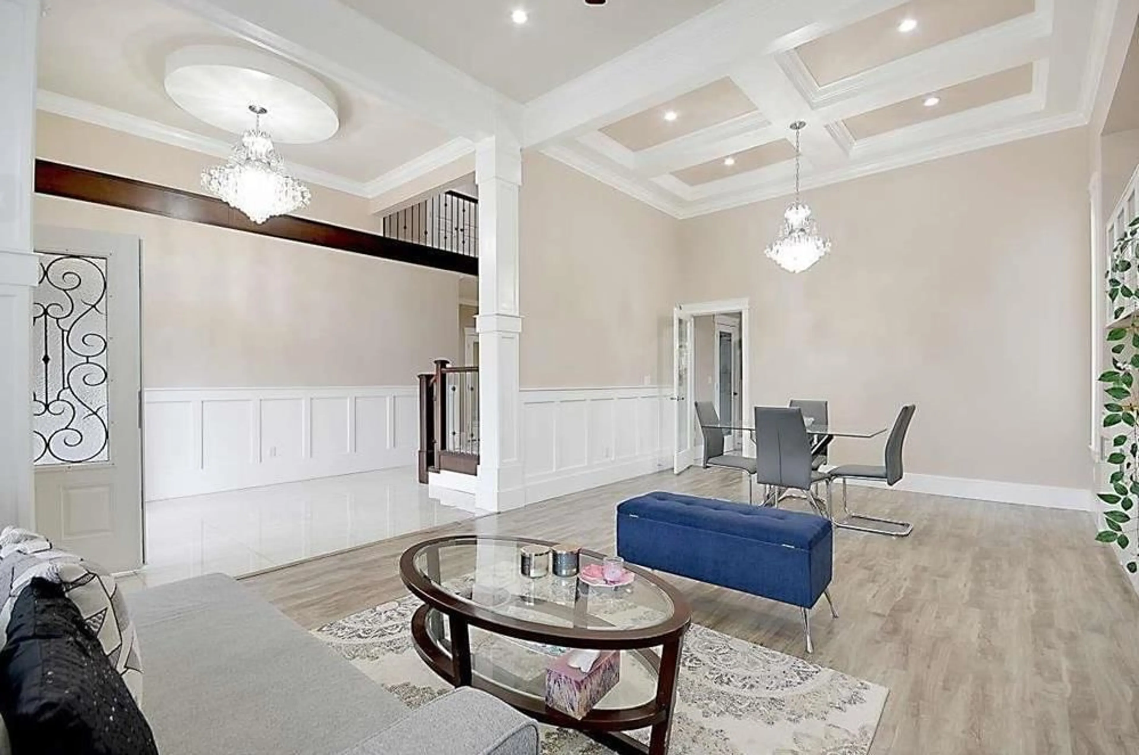 Indoor foyer for 7893 147A, Surrey British Columbia V3S2T8
