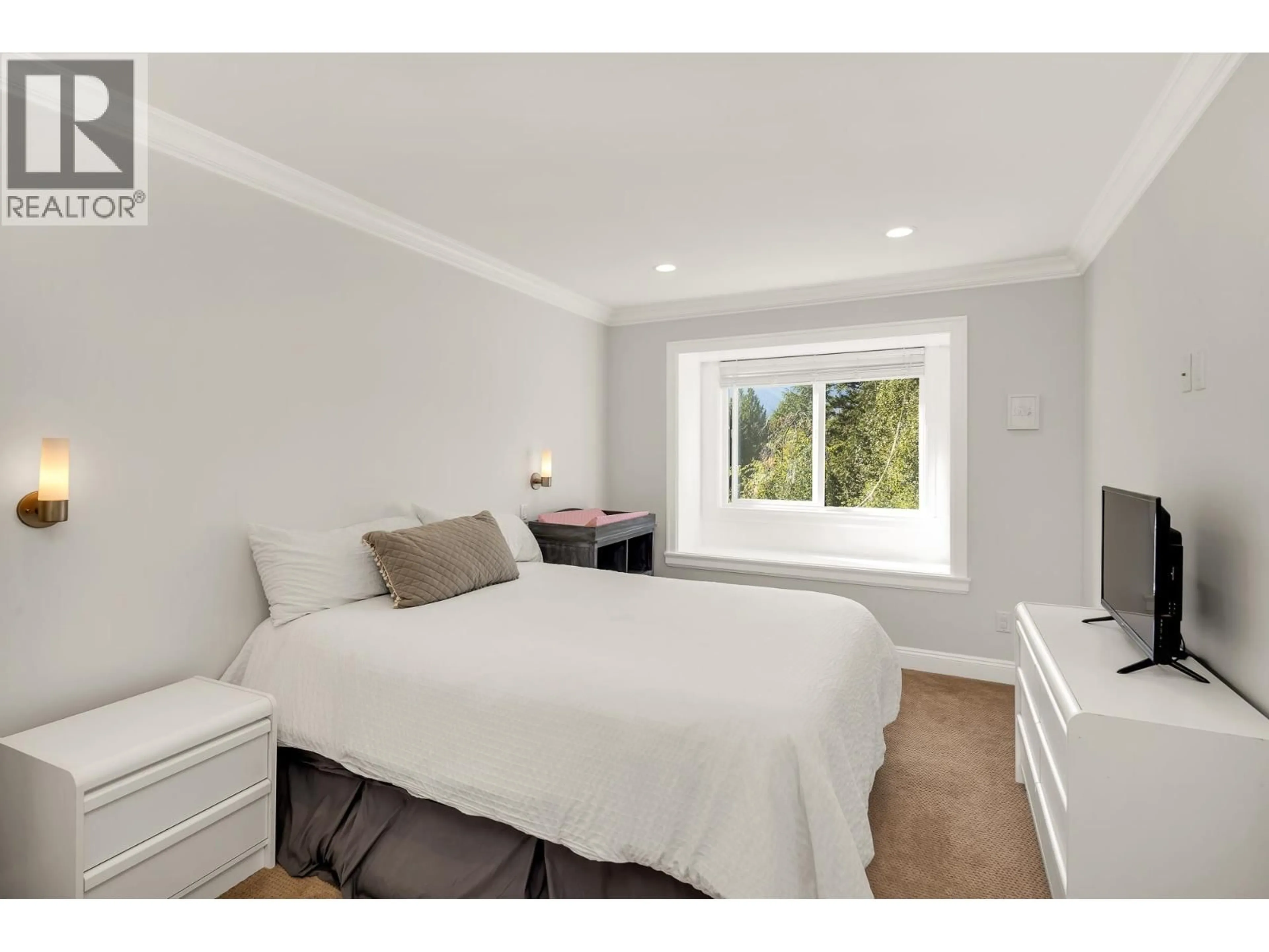 Bedroom with bed, wood/laminate floor for 1020 JAY CRESCENT, Squamish British Columbia V8B0P2