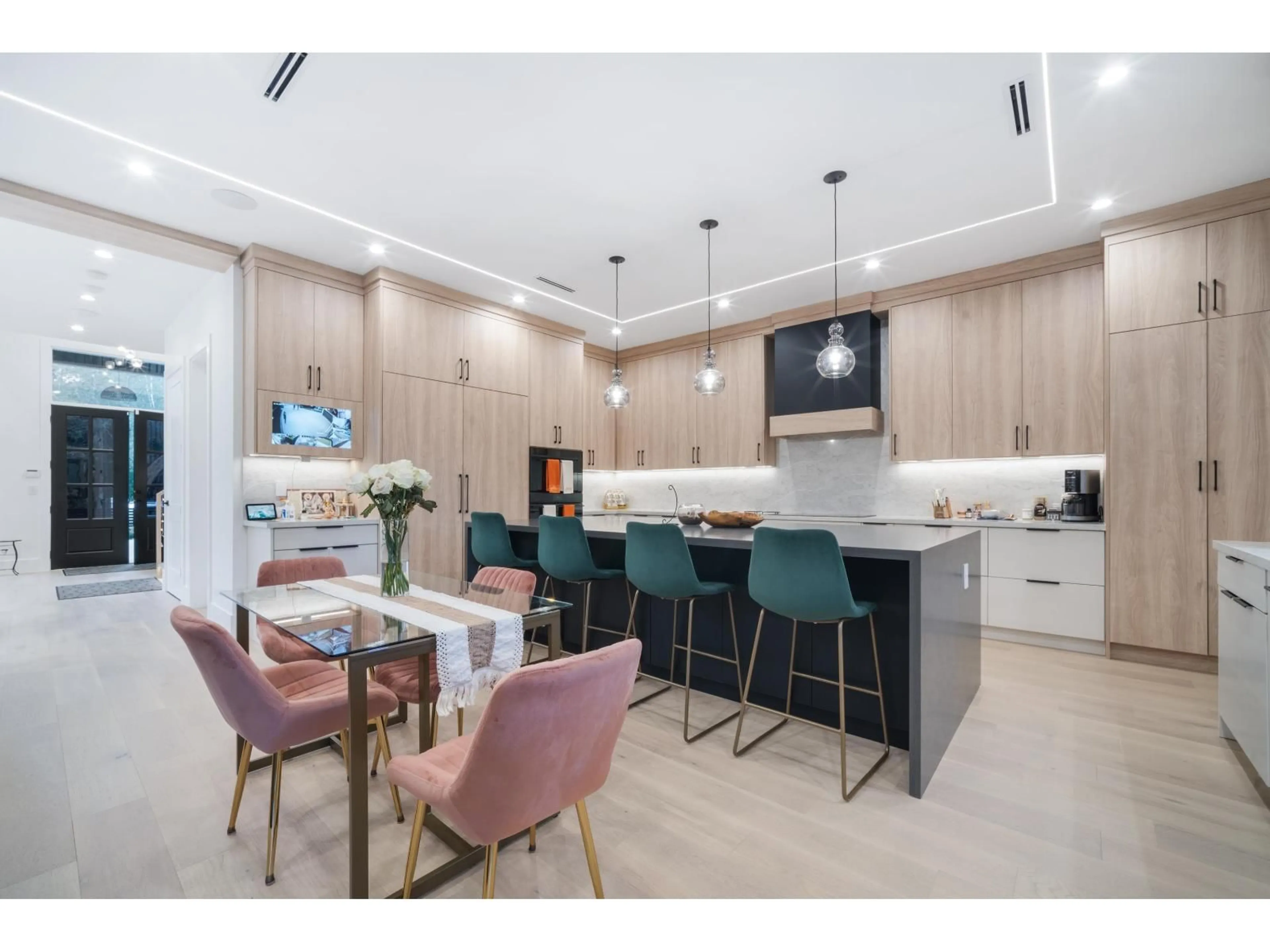 Open concept kitchen, unknown for 14022 20A, Surrey British Columbia V4A9S3