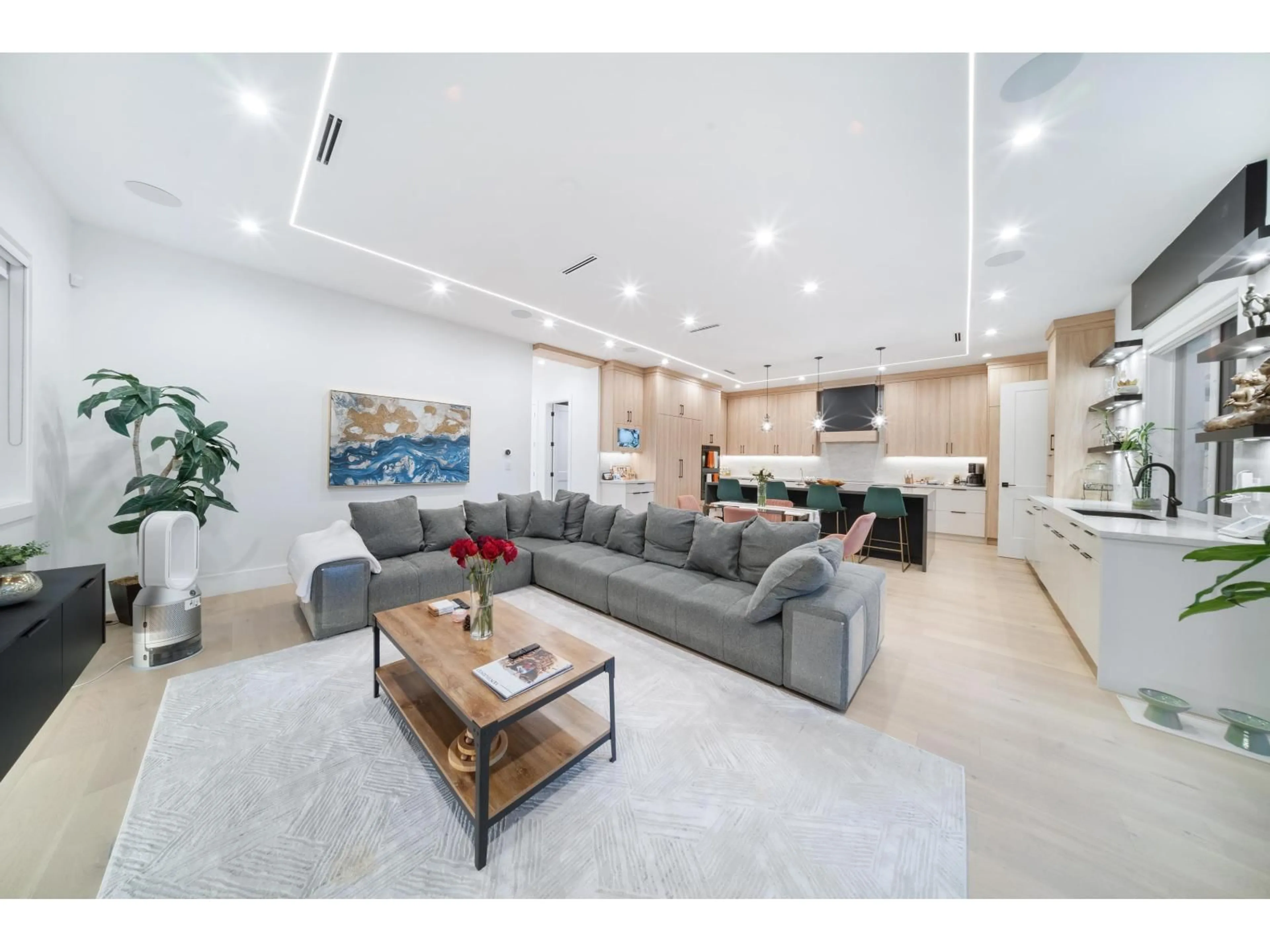 Living room with furniture, unknown for 14022 20A, Surrey British Columbia V4A9S3