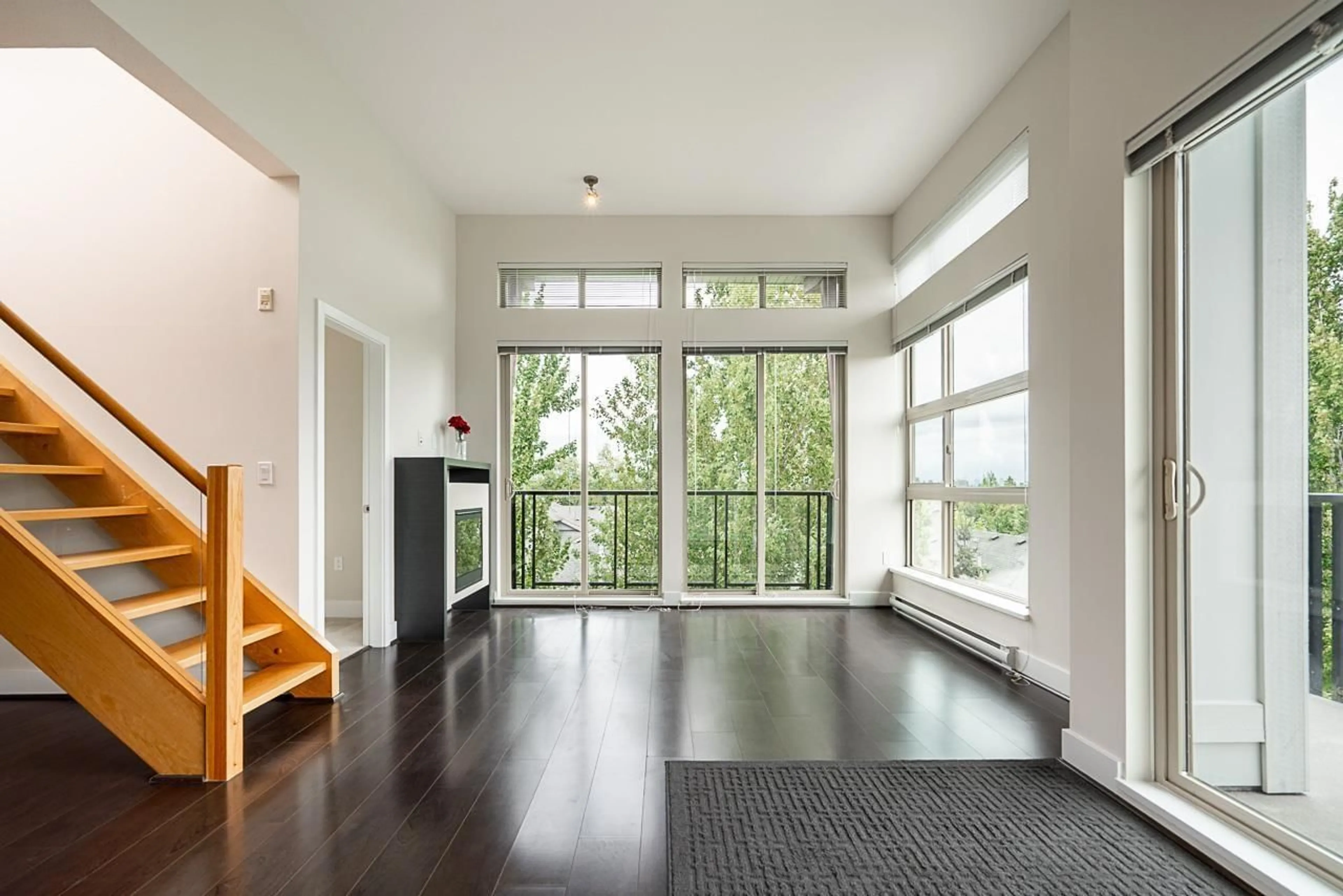 Indoor foyer for 423 - 6688 120, Surrey British Columbia V3W1T8