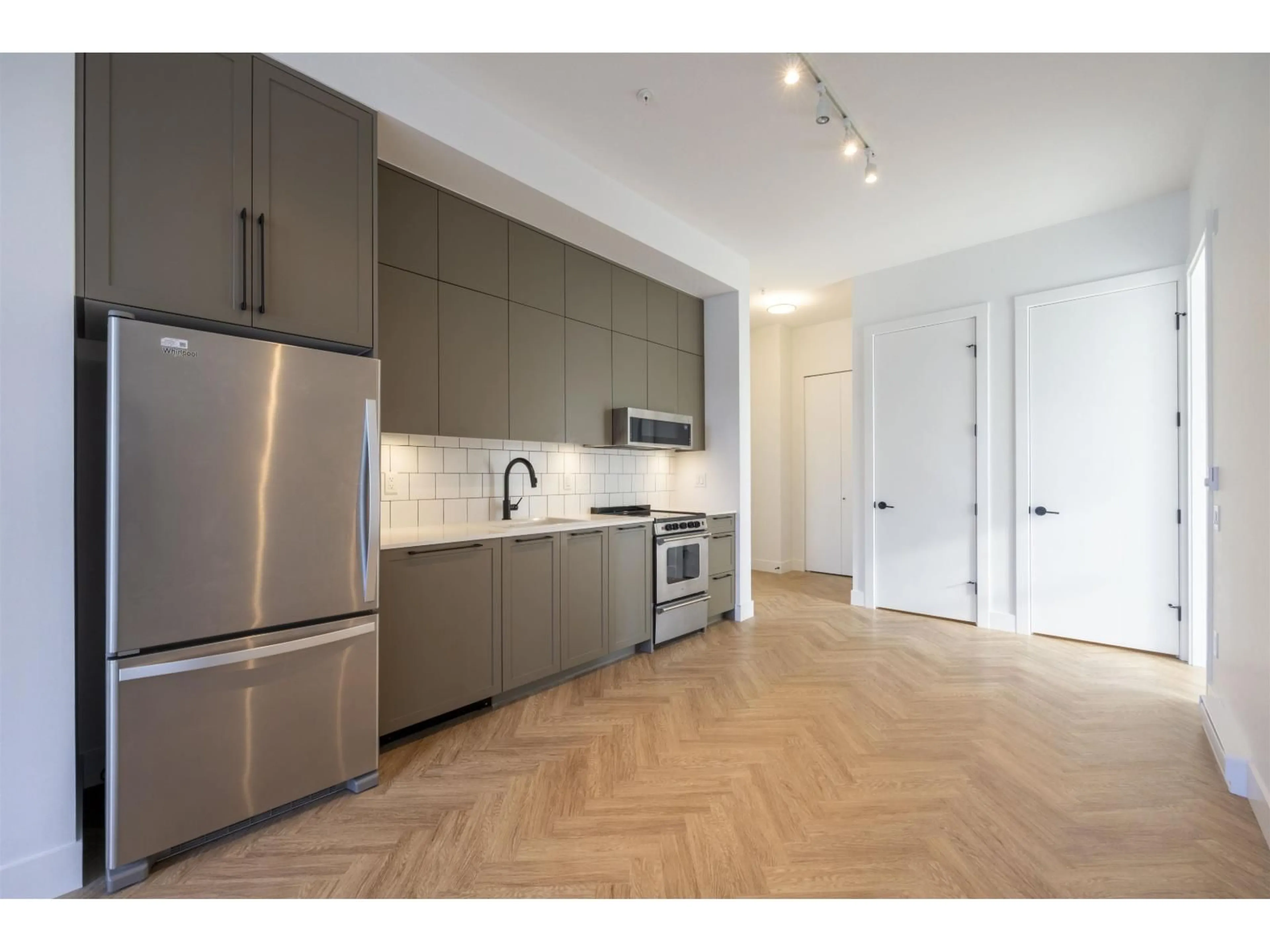 Standard kitchen, unknown for 405 - 13933 105, Surrey British Columbia V3T0R6
