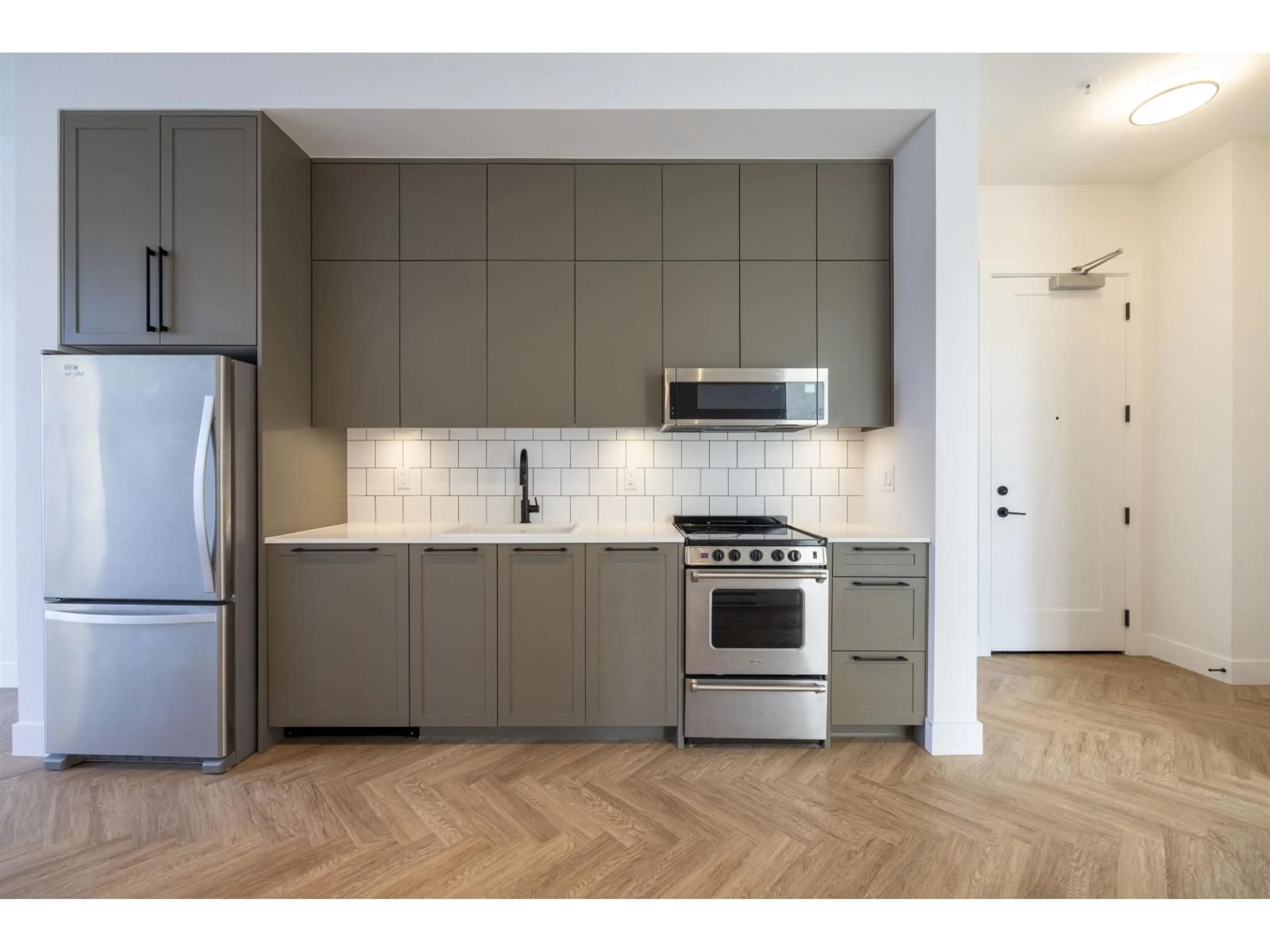 Standard kitchen, unknown for 405 - 13933 105, Surrey British Columbia V3T0R6