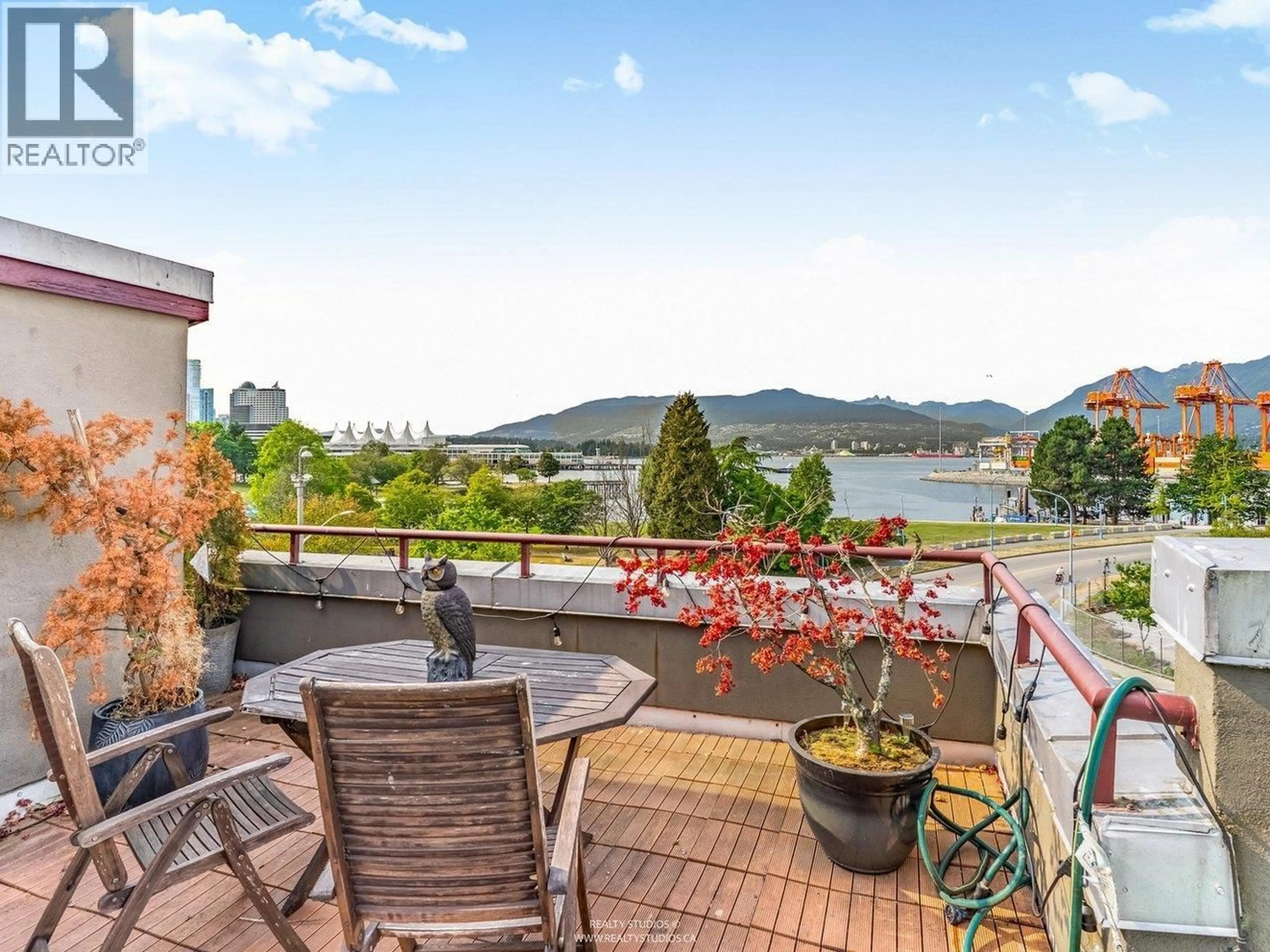 Balcony in the apartment, water/lake/river/ocean view for 141 ALEXANDER STREET, Vancouver British Columbia V6A1B8