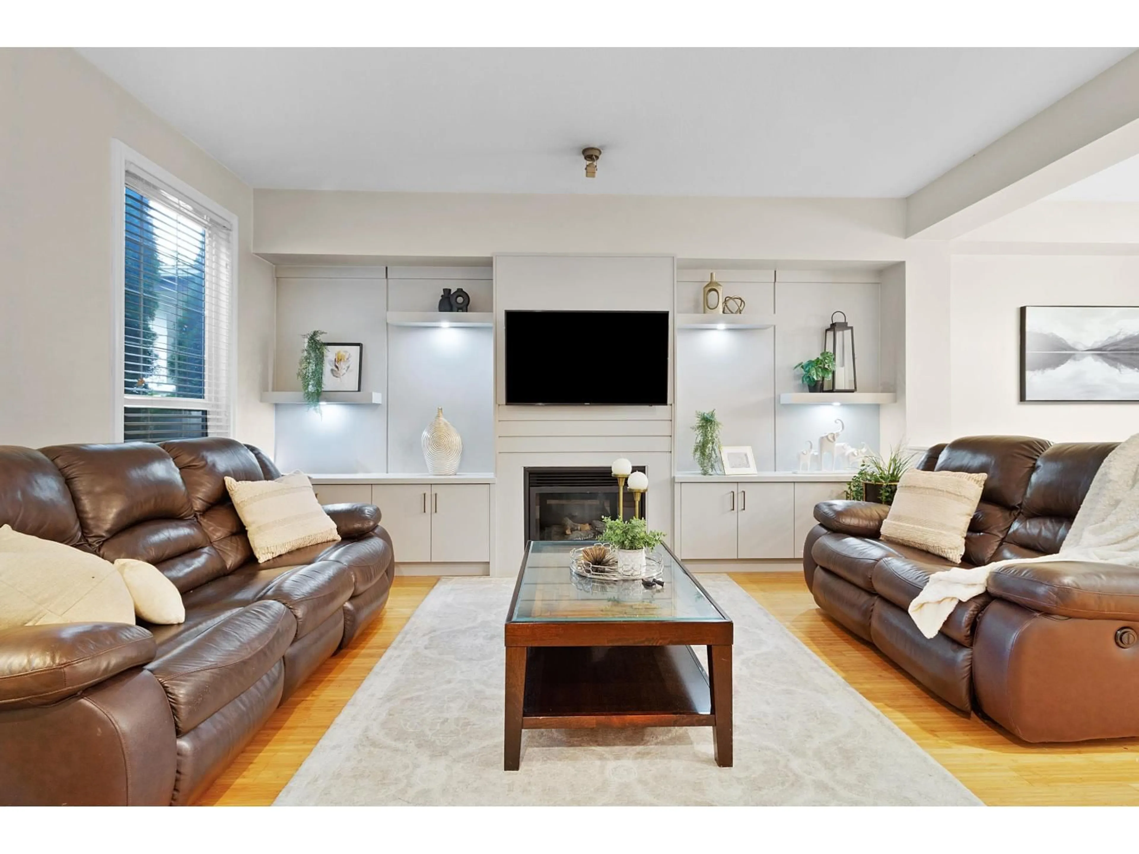 Living room with furniture, unknown for 18043 70, Surrey British Columbia V3S6X3