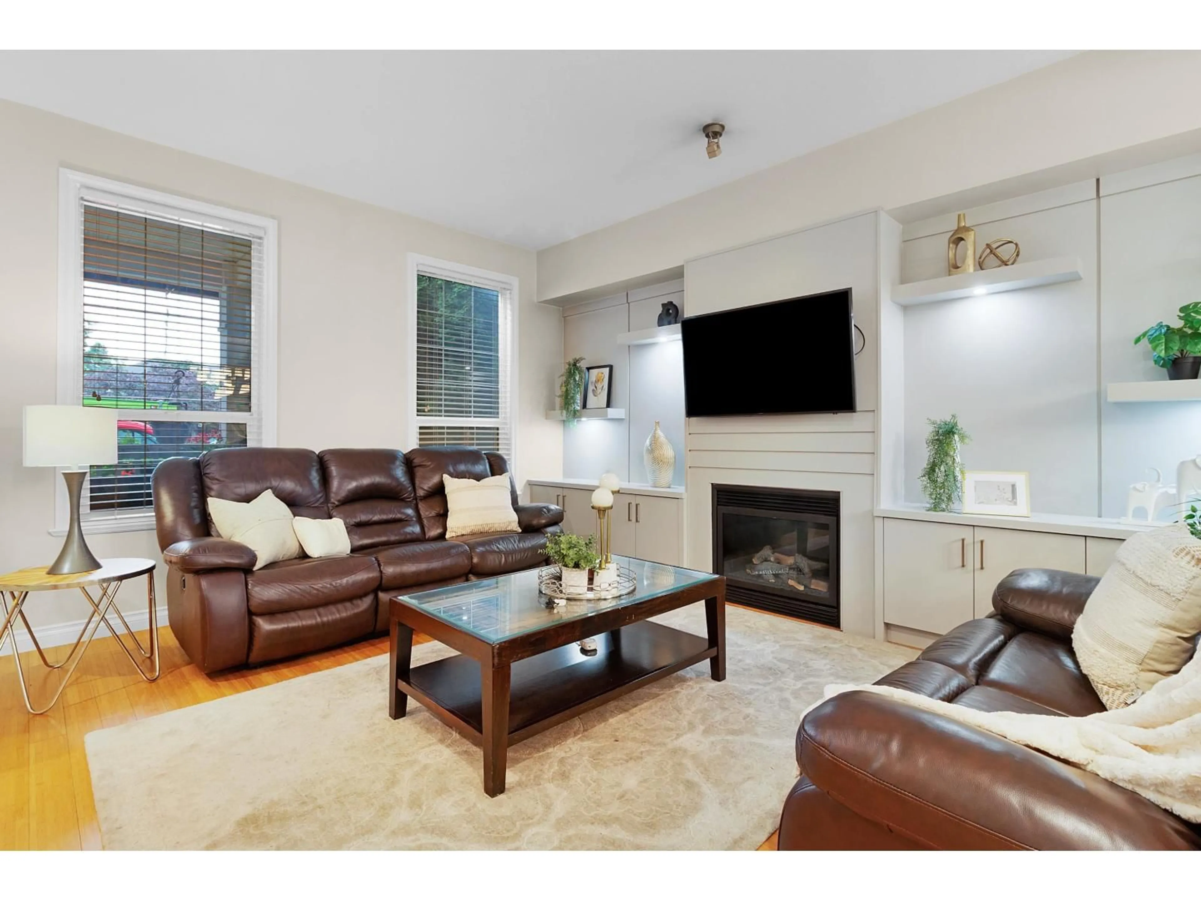 Living room with furniture, wood/laminate floor for 18043 70, Surrey British Columbia V3S6X3