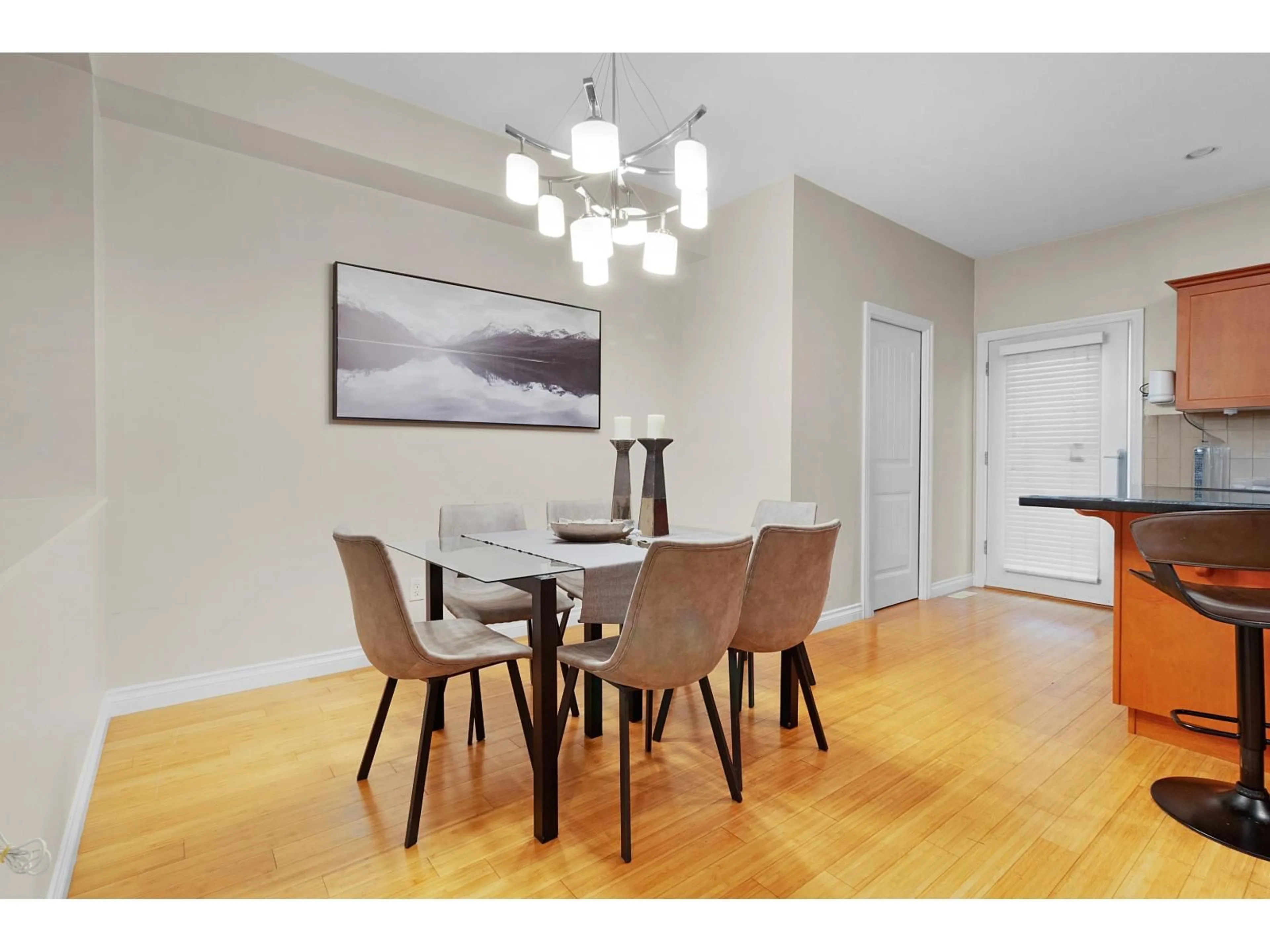 Dining room, wood/laminate floor for 18043 70, Surrey British Columbia V3S6X3