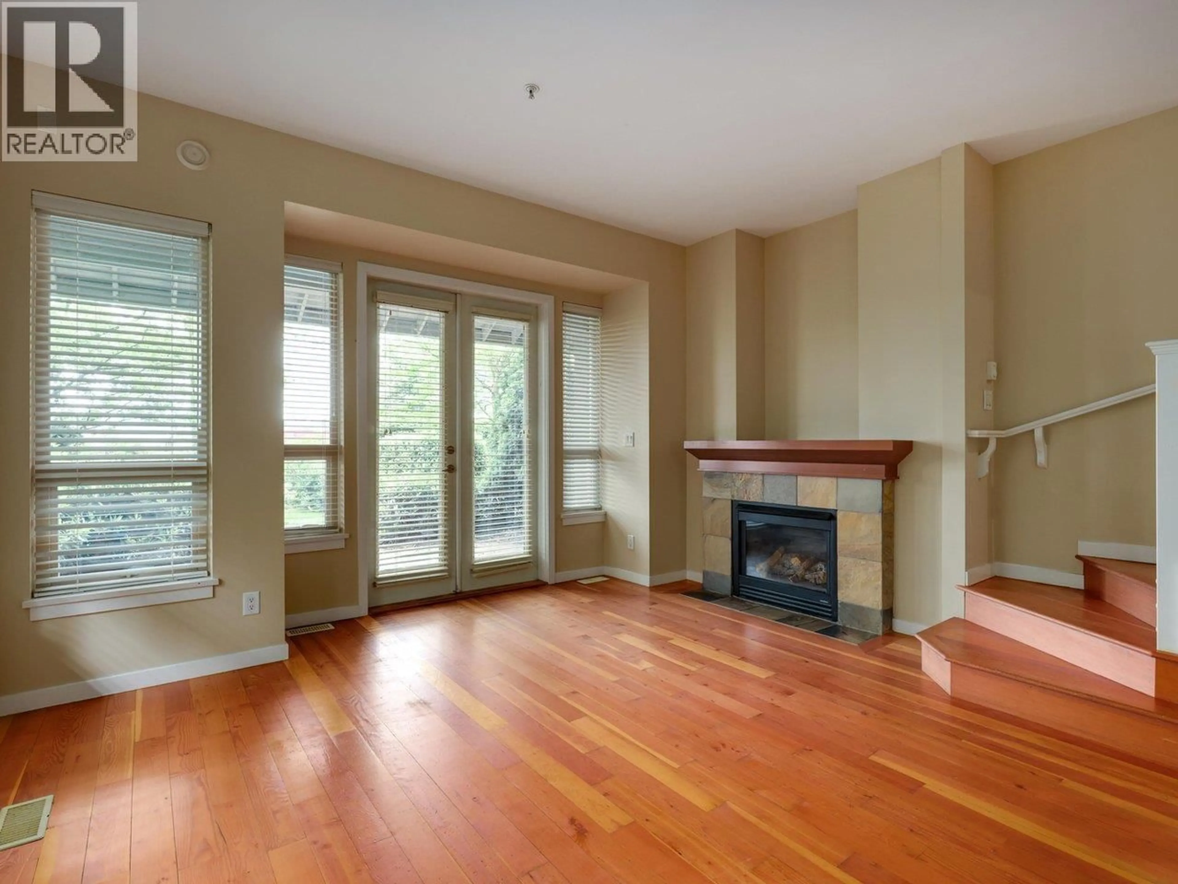 Living room with furniture, wood/laminate floor for 125 - 250 SALTER STREET, New Westminster British Columbia V3M0B7