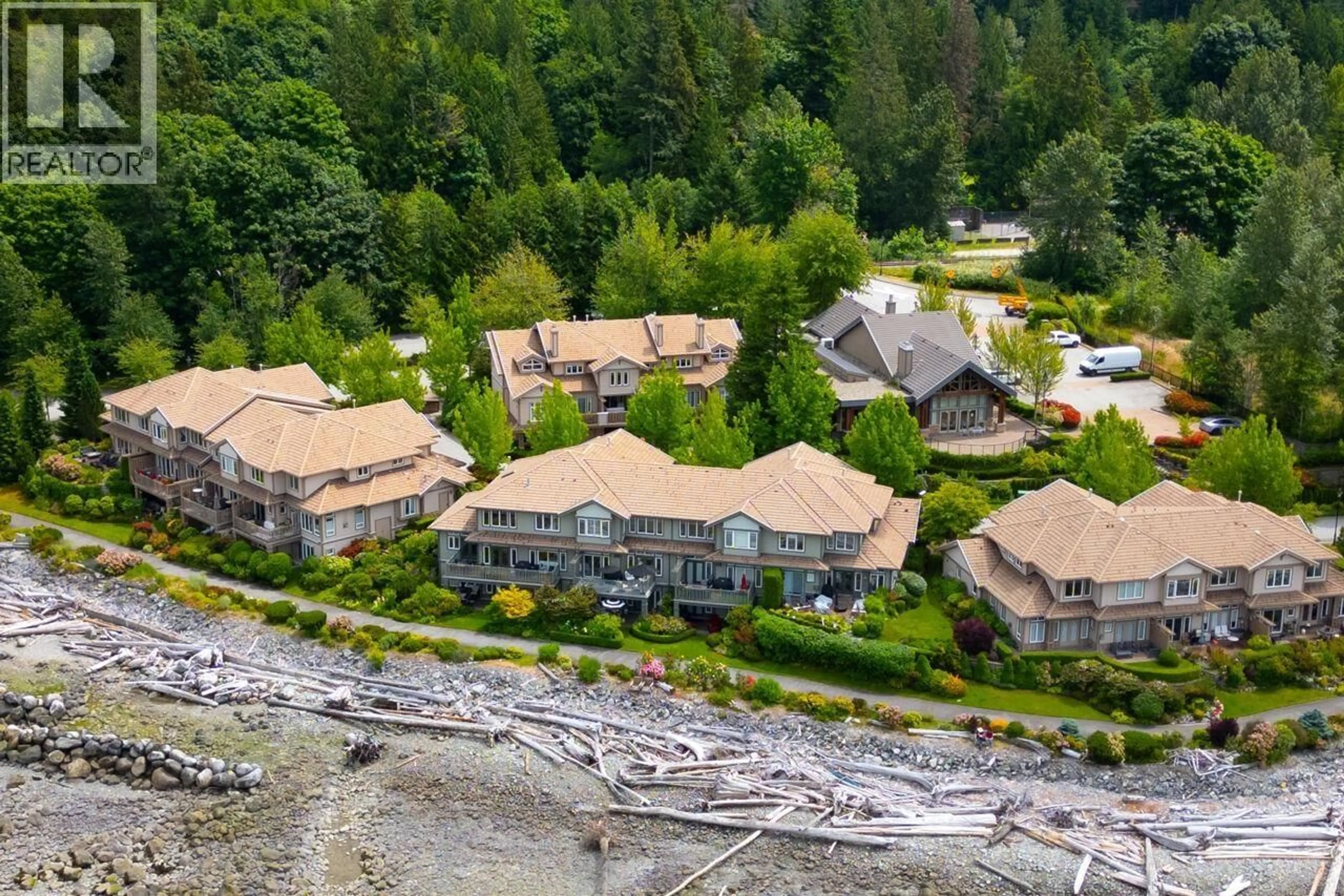 A pic from outside/outdoor area/front of a property/back of a property/a pic from drone, unknown for 17 BEACH DRIVE, West Vancouver British Columbia V8B1A2
