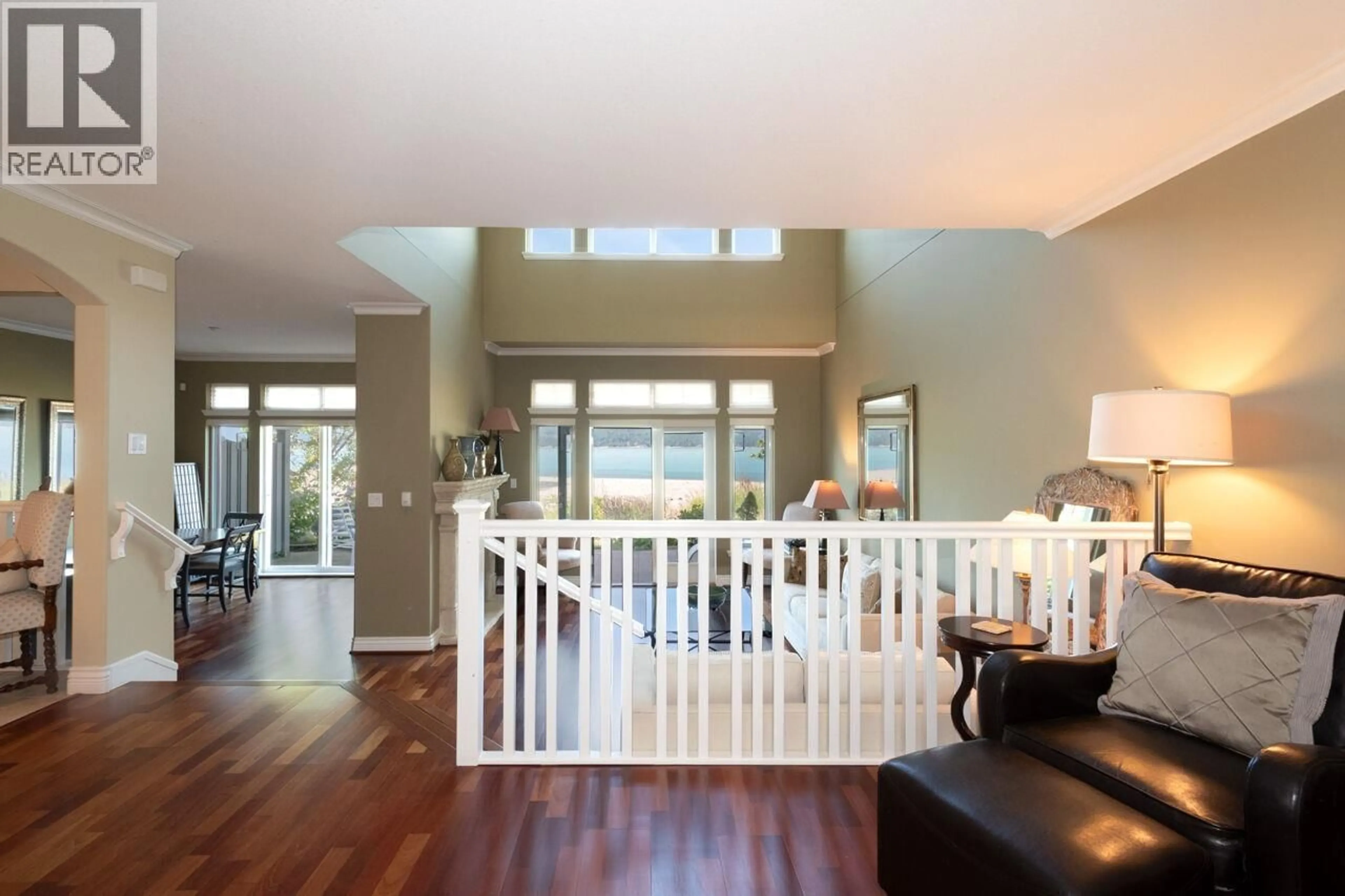 Indoor foyer for 17 BEACH DRIVE, West Vancouver British Columbia V8B1A2