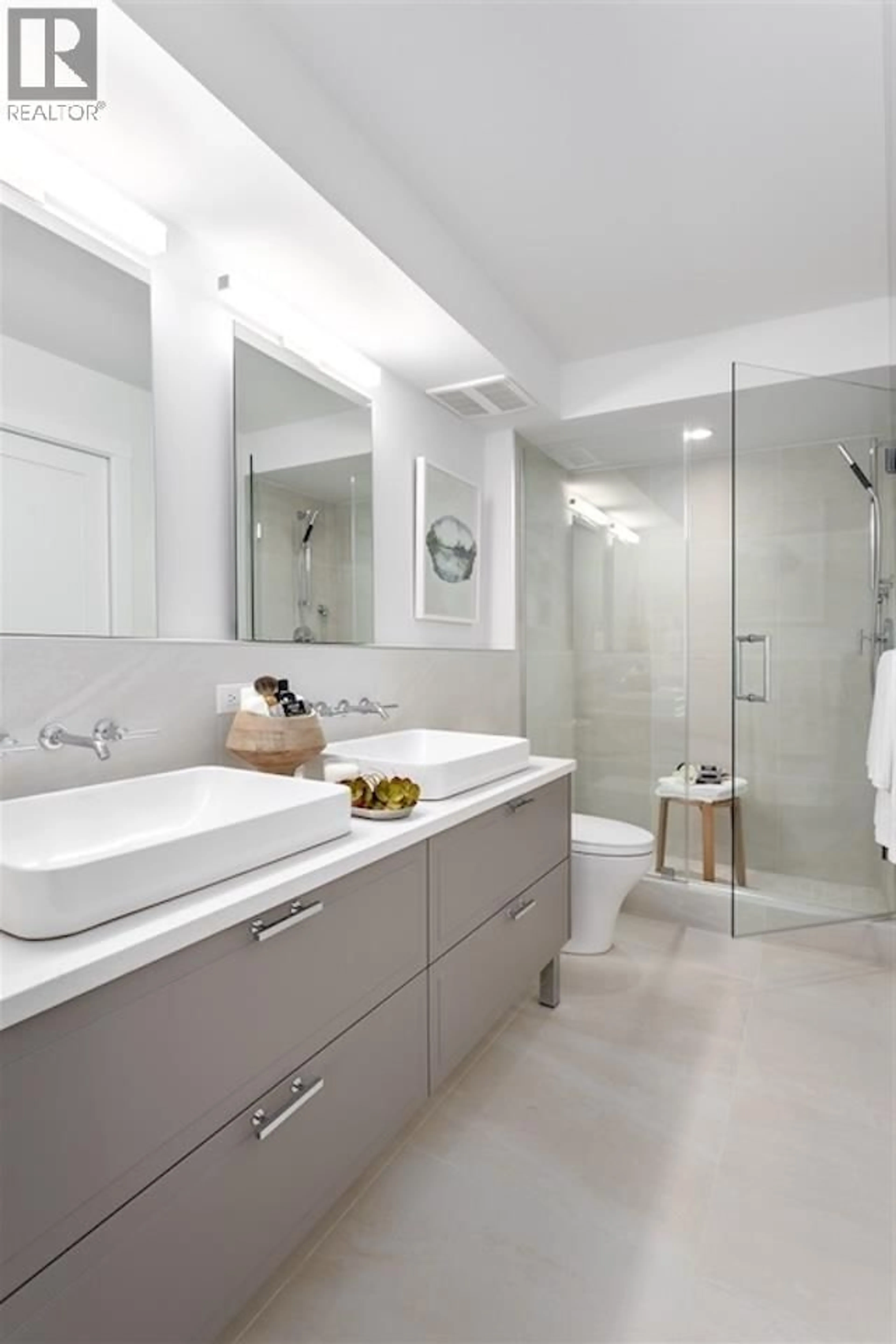 Contemporary bathroom, ceramic/tile floor for 7597 YUKON STREET, Vancouver British Columbia V5X2Y4