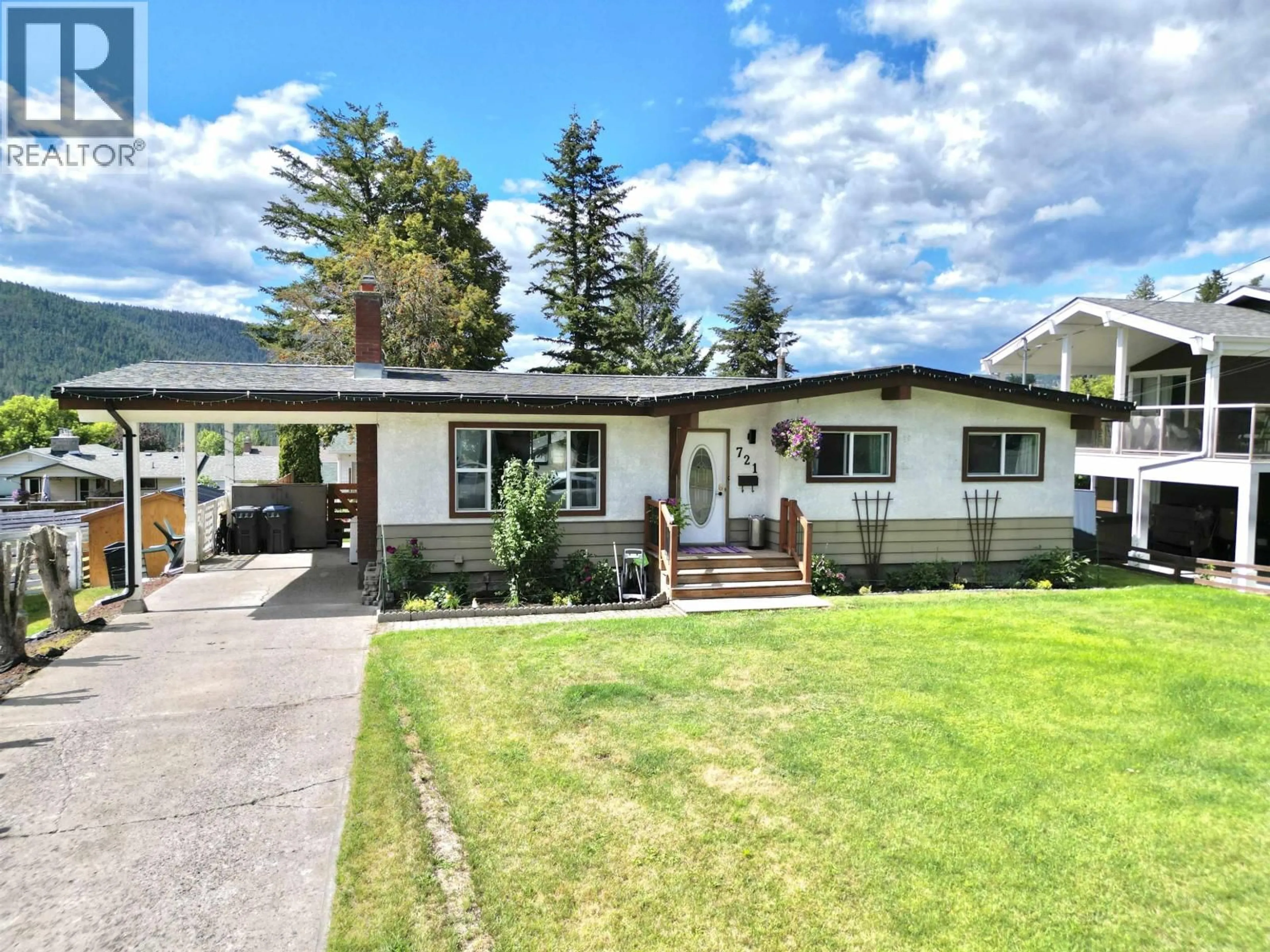 Home with vinyl exterior material, street for 721 PIGEON AVENUE, Williams Lake British Columbia V2G2B4