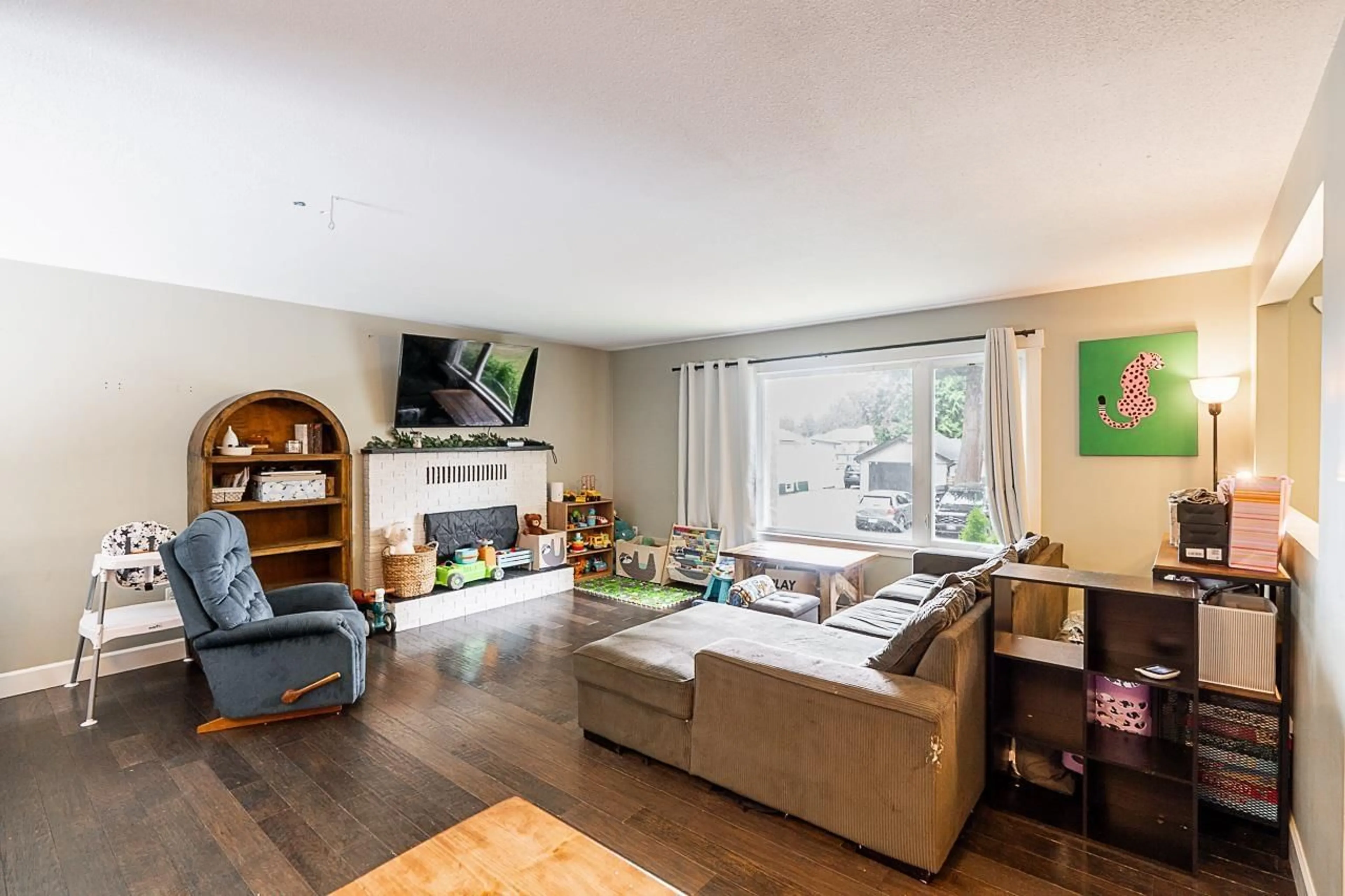 Living room with furniture, wood/laminate floor for 2224 MOULDSTADE, Abbotsford British Columbia V2S3X4