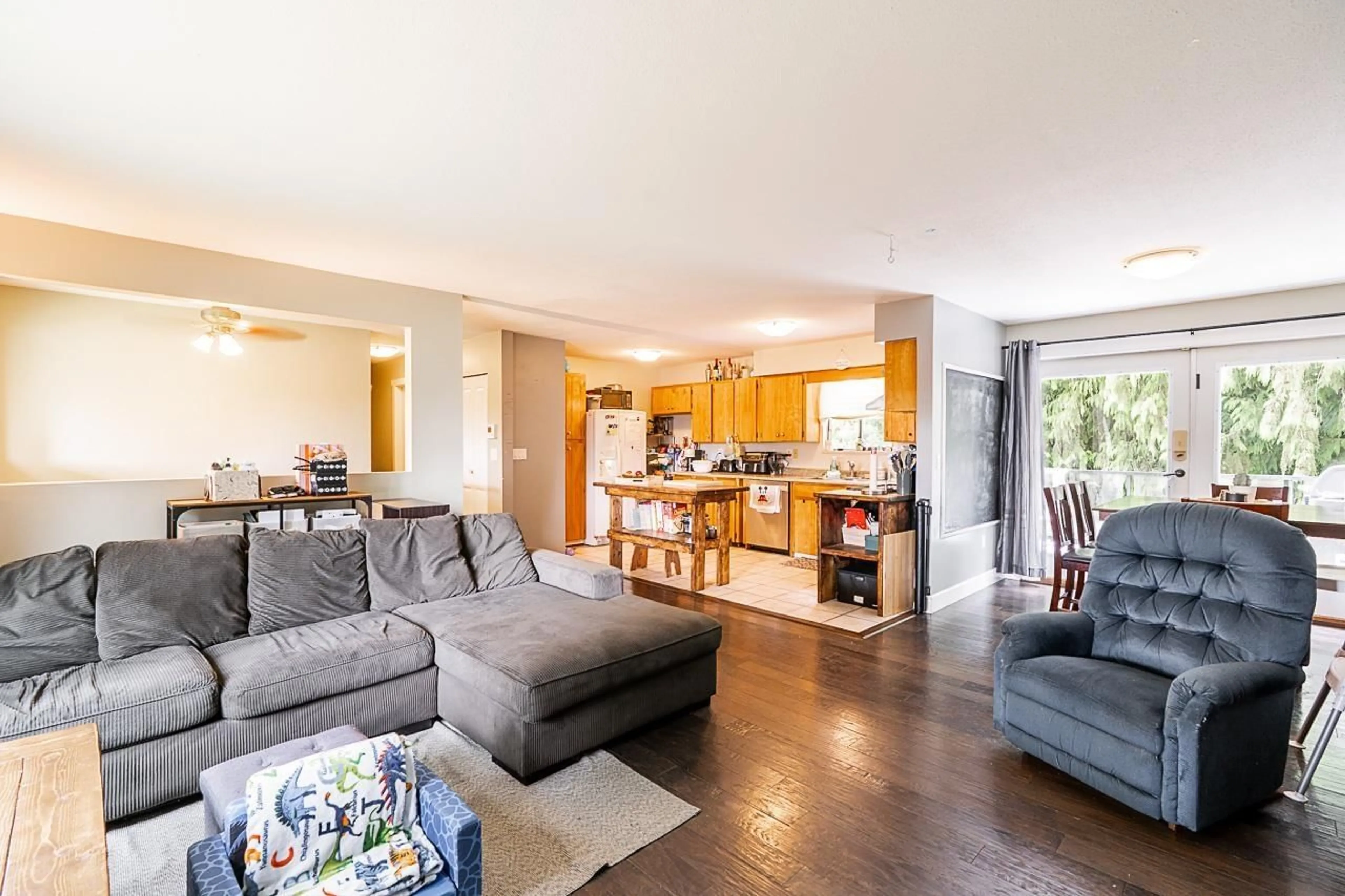 Open concept kitchen, unknown for 2224 MOULDSTADE, Abbotsford British Columbia V2S3X4