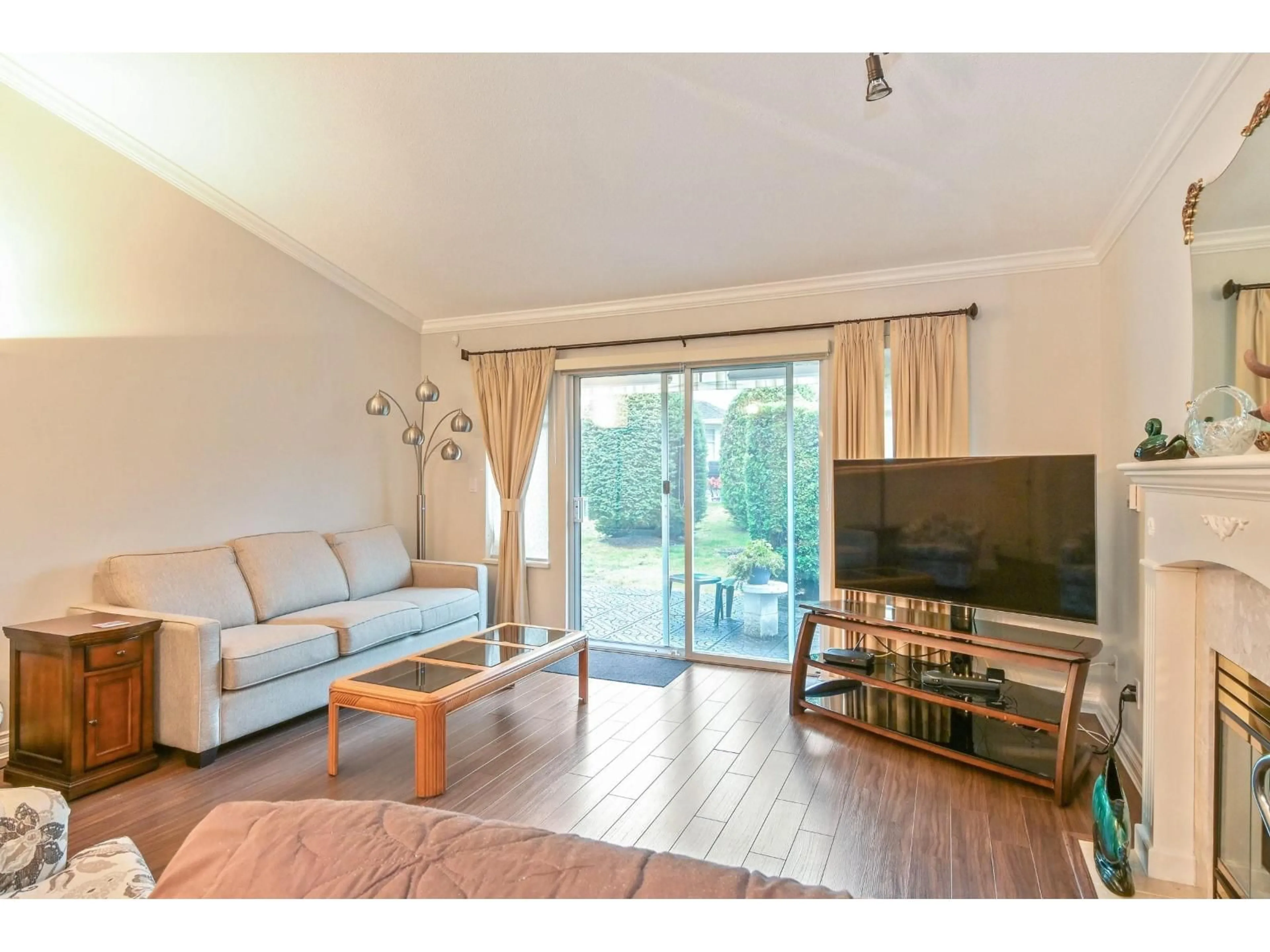 Living room with furniture, wood/laminate floor for 23 - 9208 208, Langley British Columbia V1M2M9