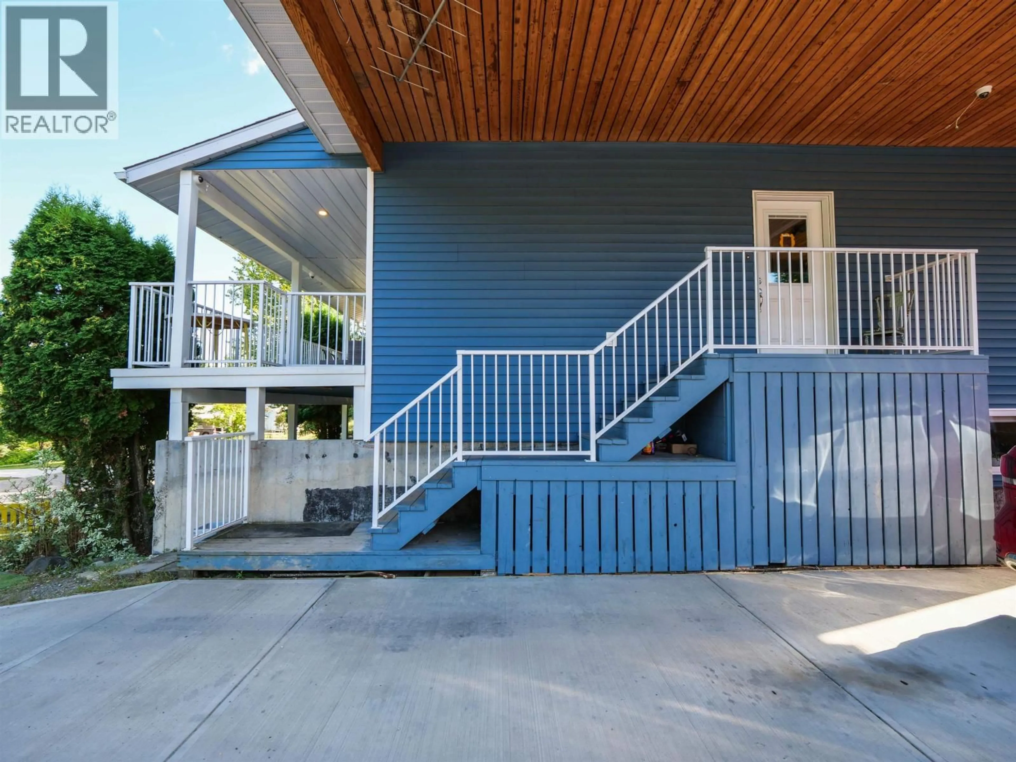 Home with vinyl exterior material, street for 521 DAWSON STREET, Quesnel British Columbia V2J5A4