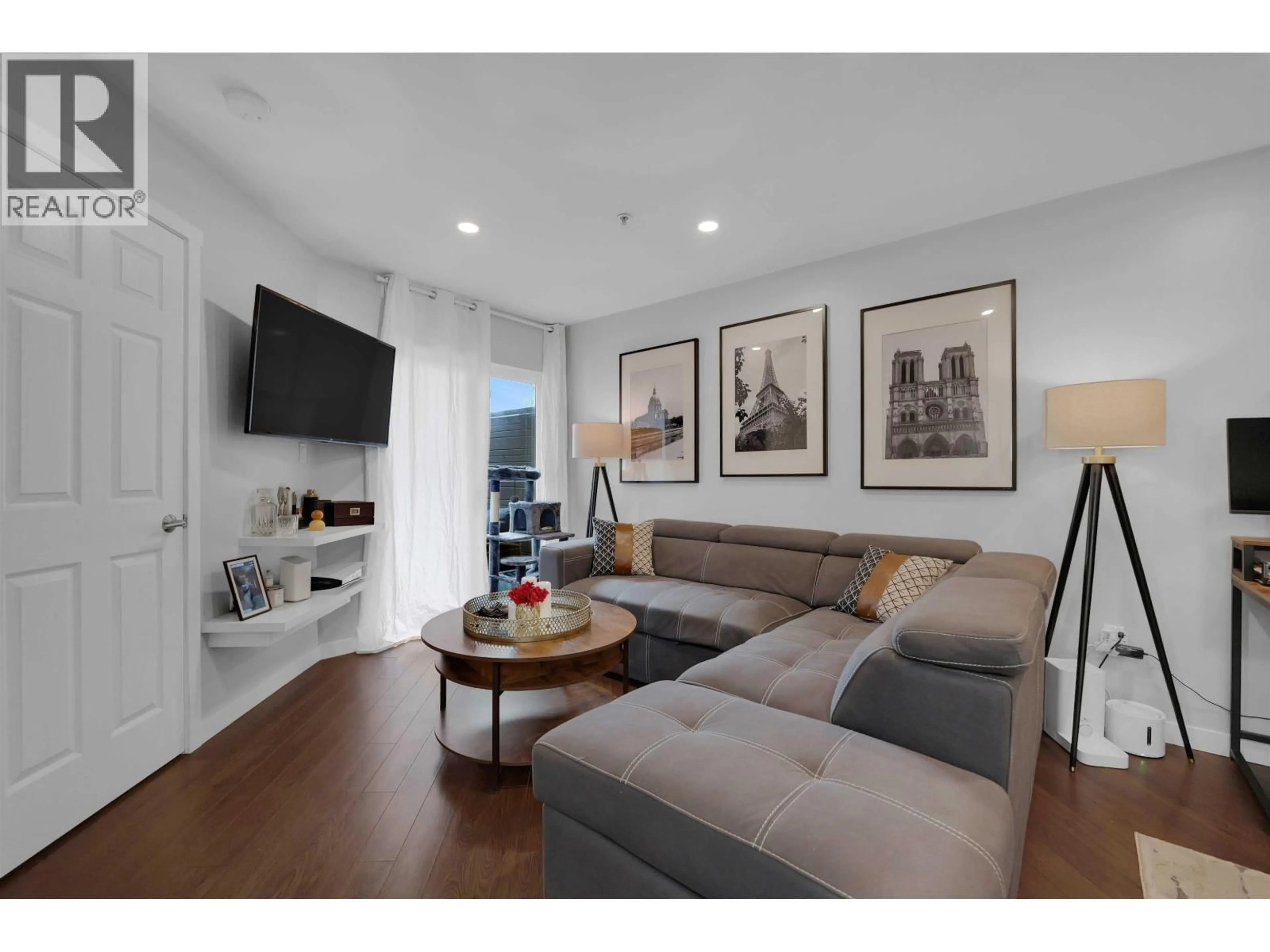 Living room with furniture, wood/laminate floor for B309 - 40120 WILLOW CRESCENT, Squamish British Columbia V8B0L7