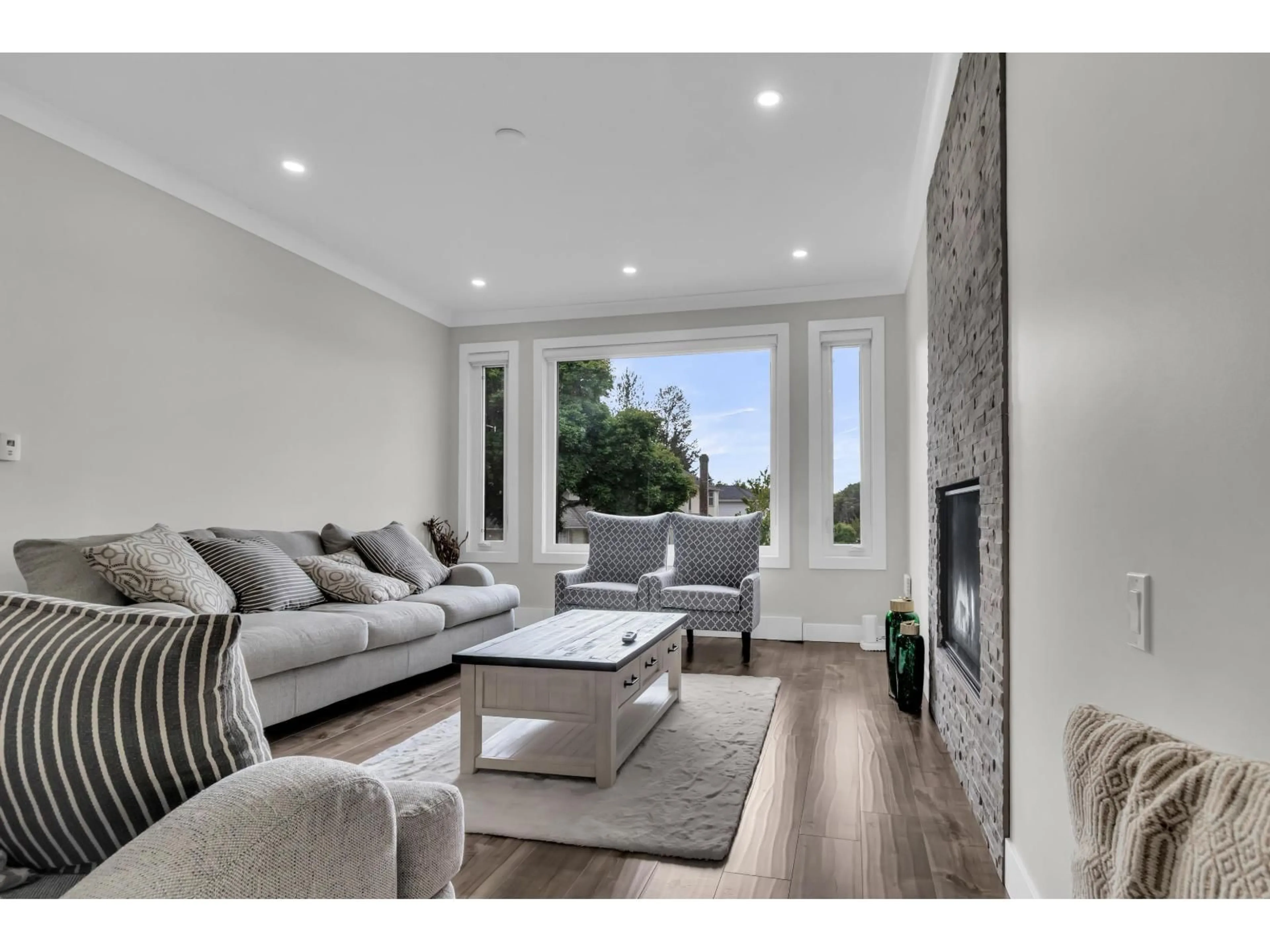 Living room with furniture, unknown for 6748 123A, Surrey British Columbia V3W0Z1