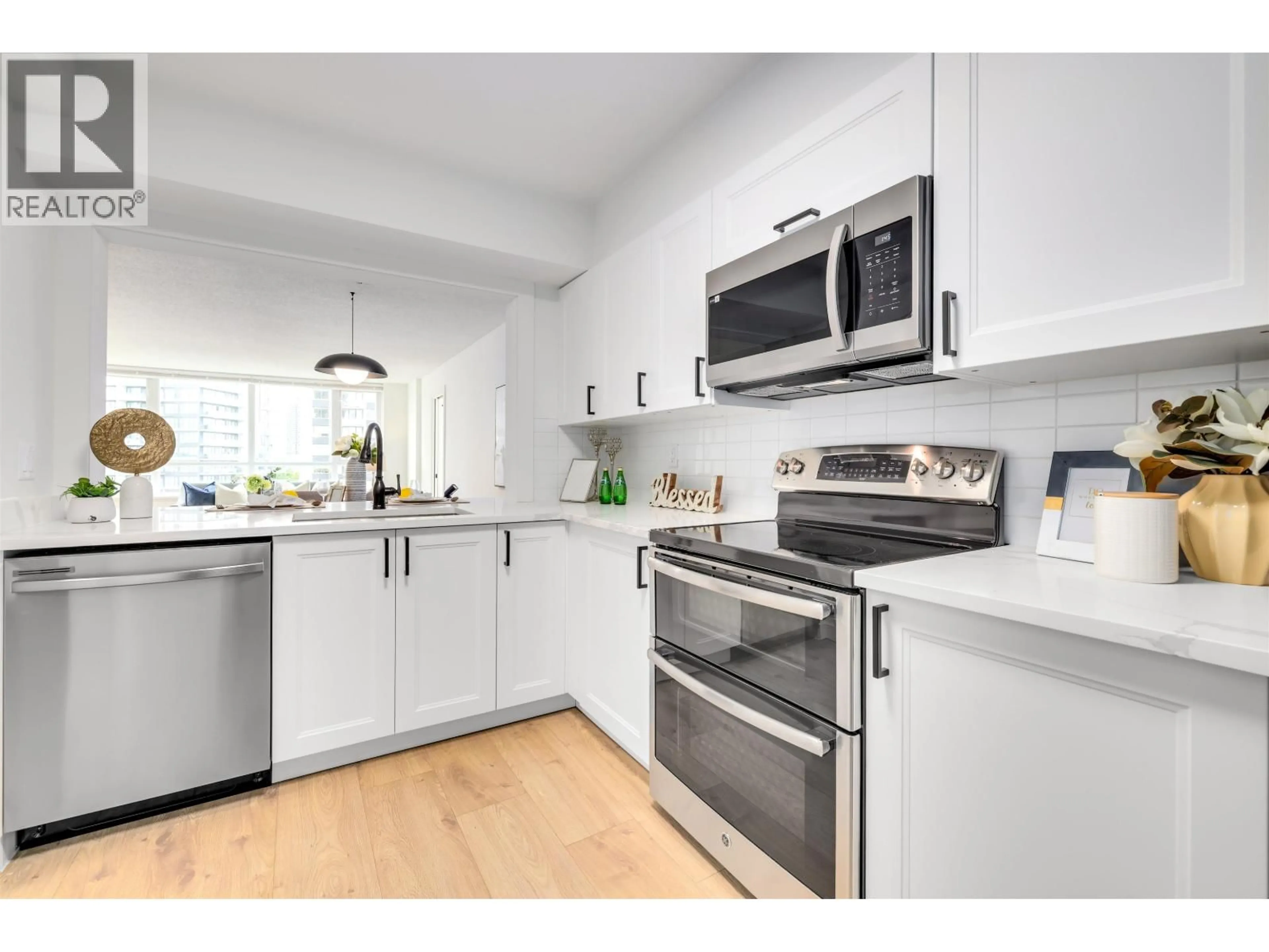 Standard kitchen, unknown for 905 - 6070 MCMURRAY AVENUE, Burnaby British Columbia V5H4J3