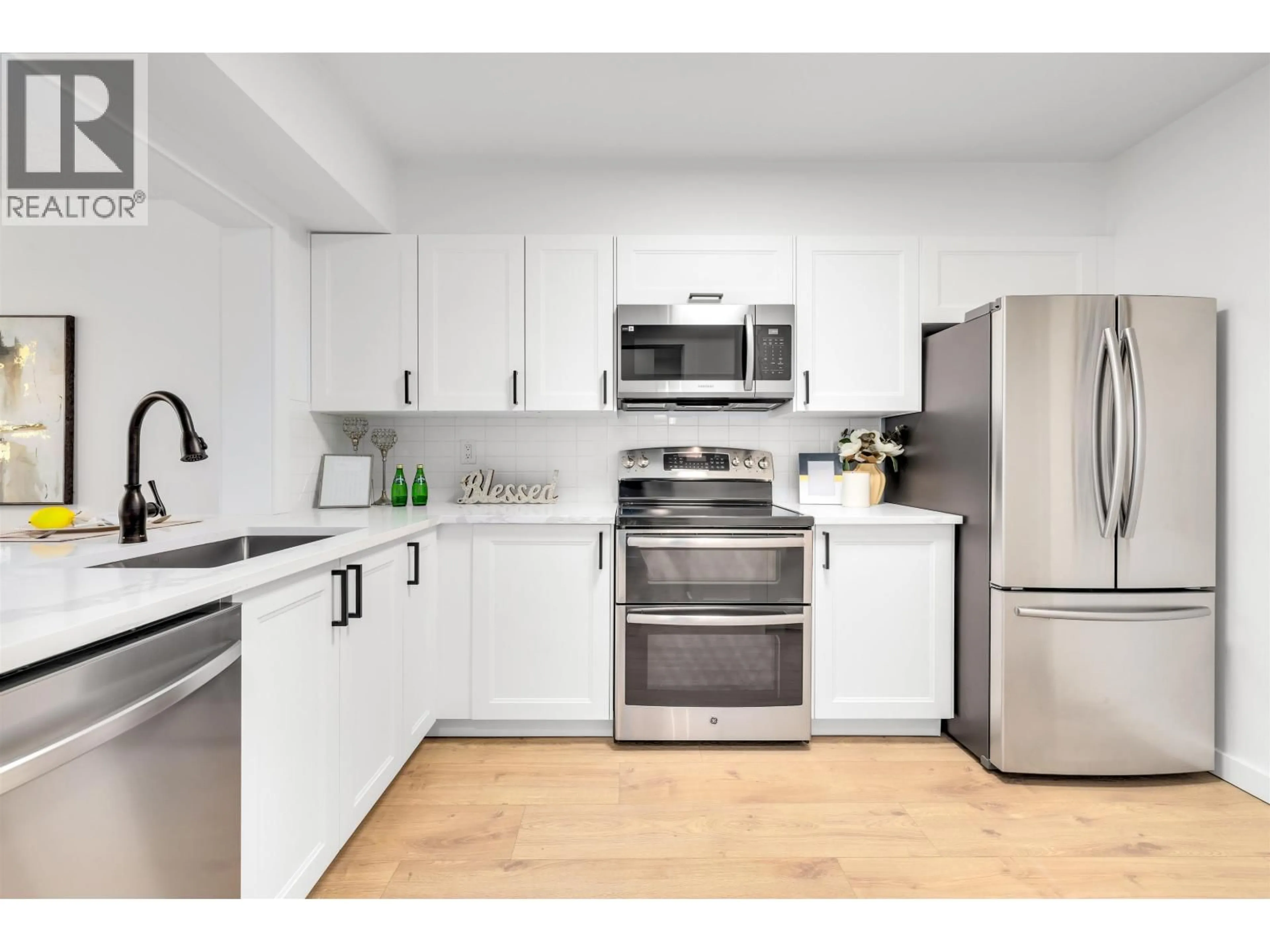 Standard kitchen, unknown for 905 - 6070 MCMURRAY AVENUE, Burnaby British Columbia V5H4J3
