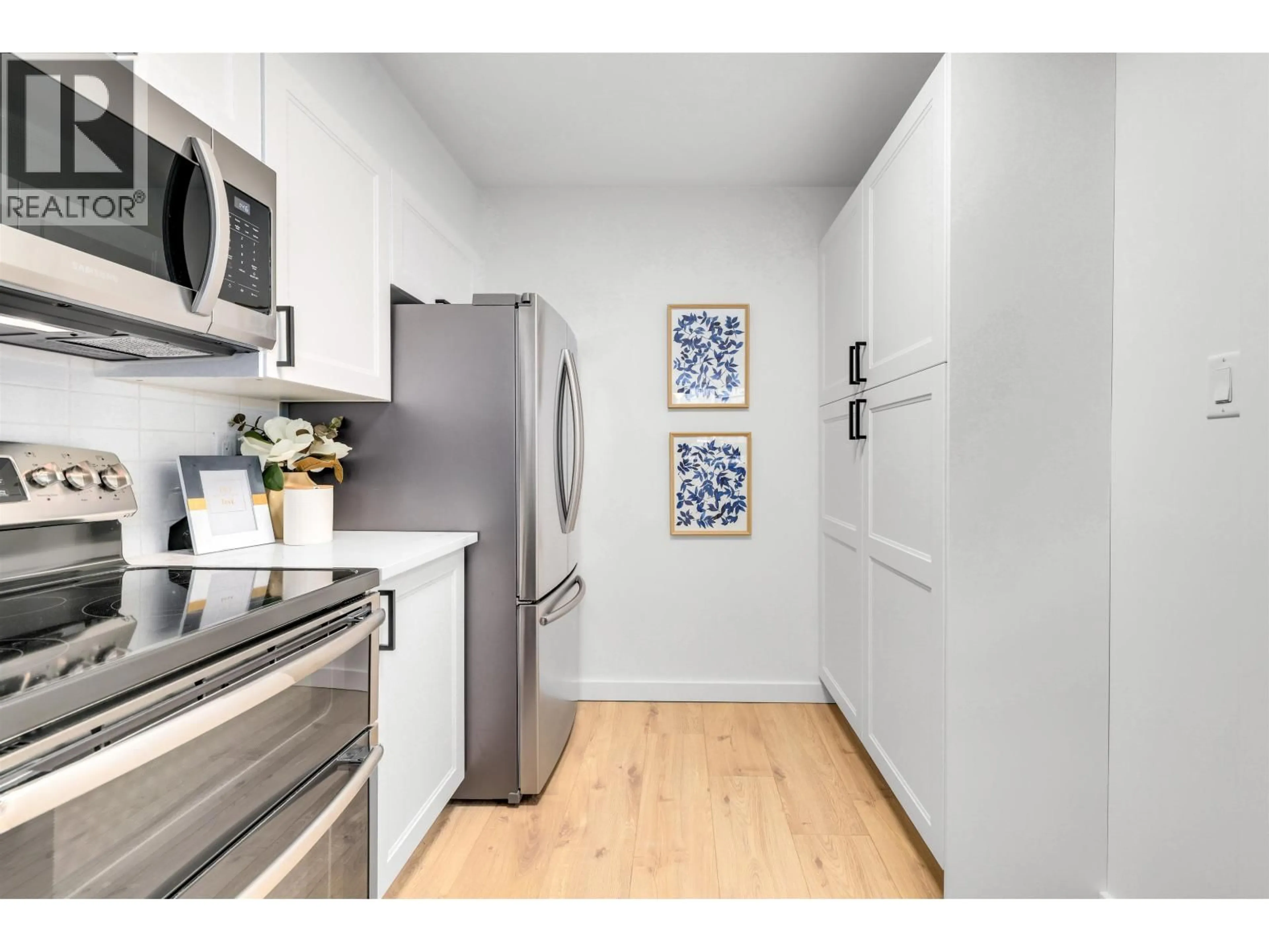 Standard kitchen, unknown for 905 - 6070 MCMURRAY AVENUE, Burnaby British Columbia V5H4J3