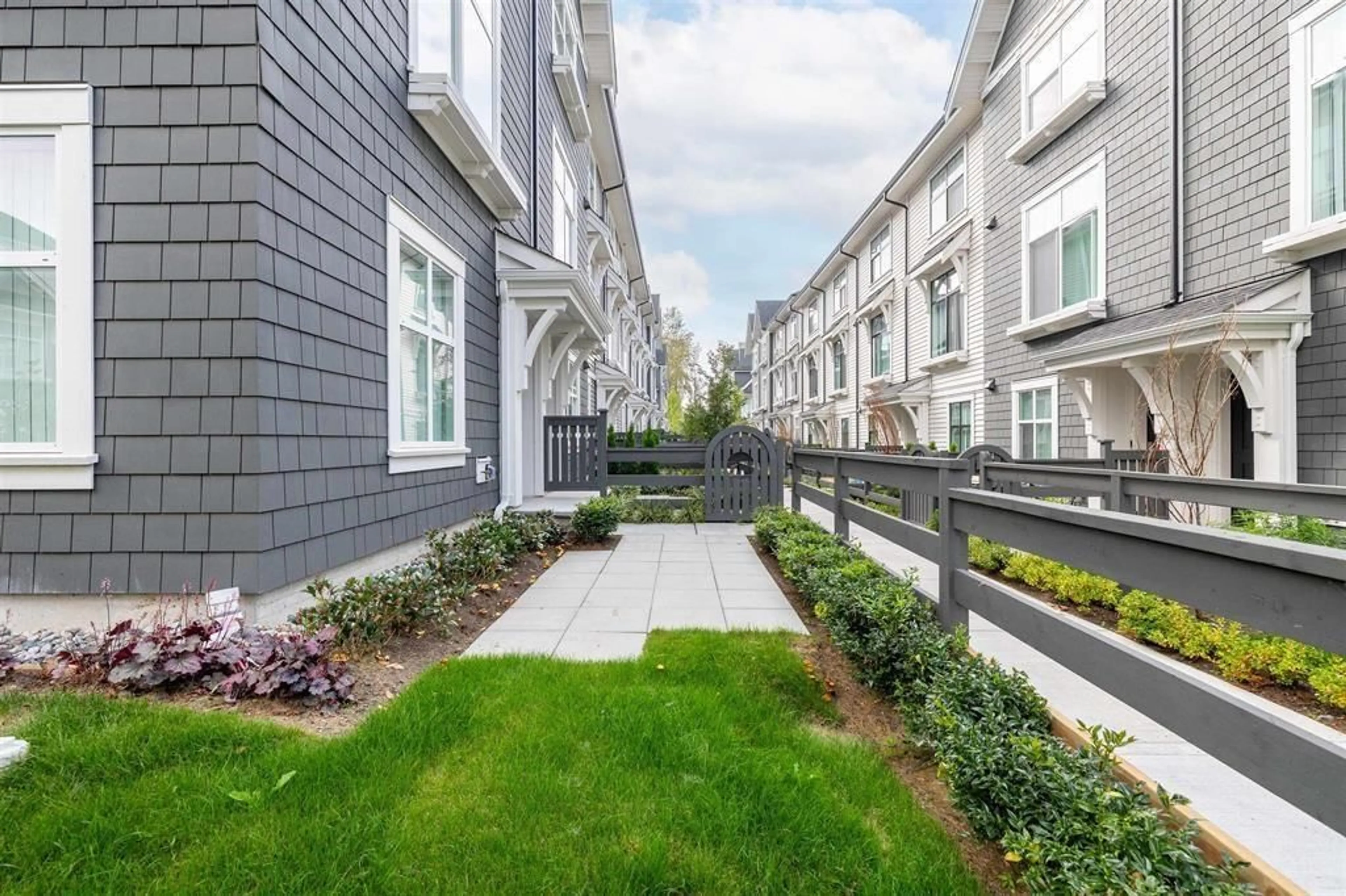 Patio, street for 48 - 14151 58A, Surrey British Columbia V3X0L1