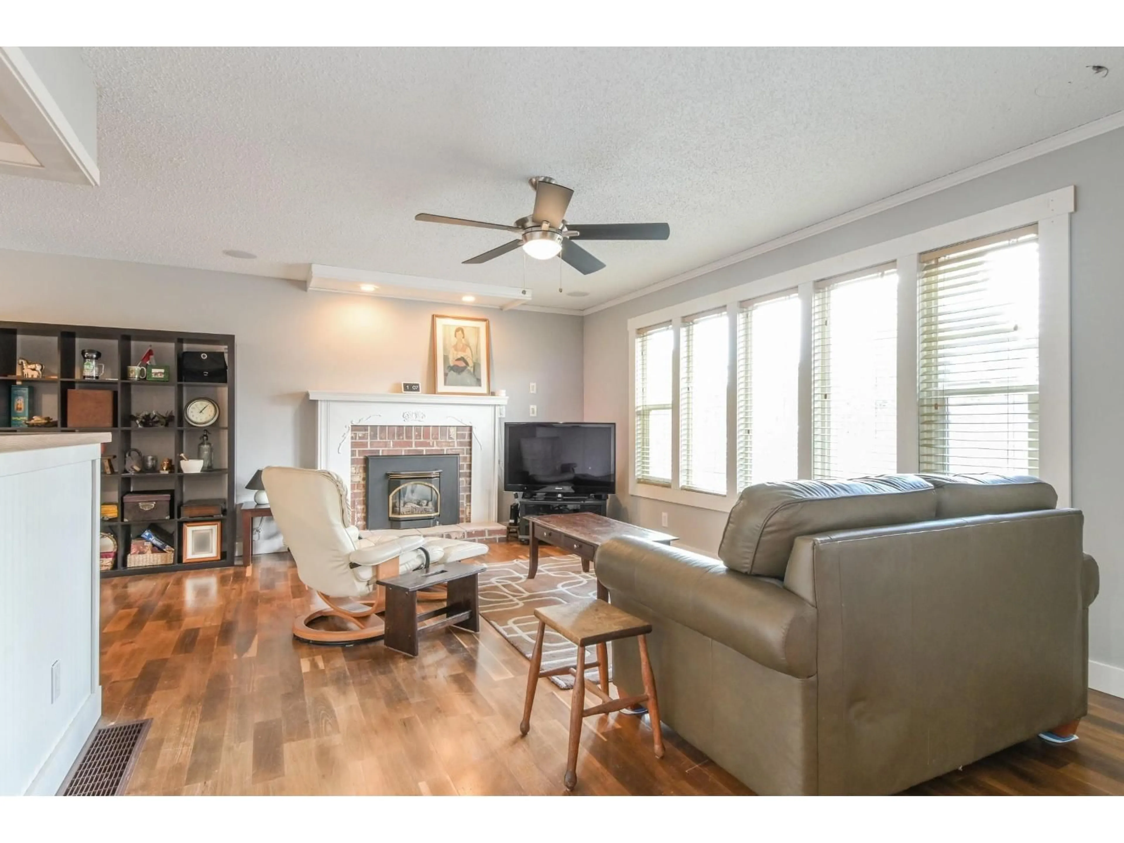 Living room with furniture, wood/laminate floor for 32584 BEST, Mission British Columbia V2V2S6