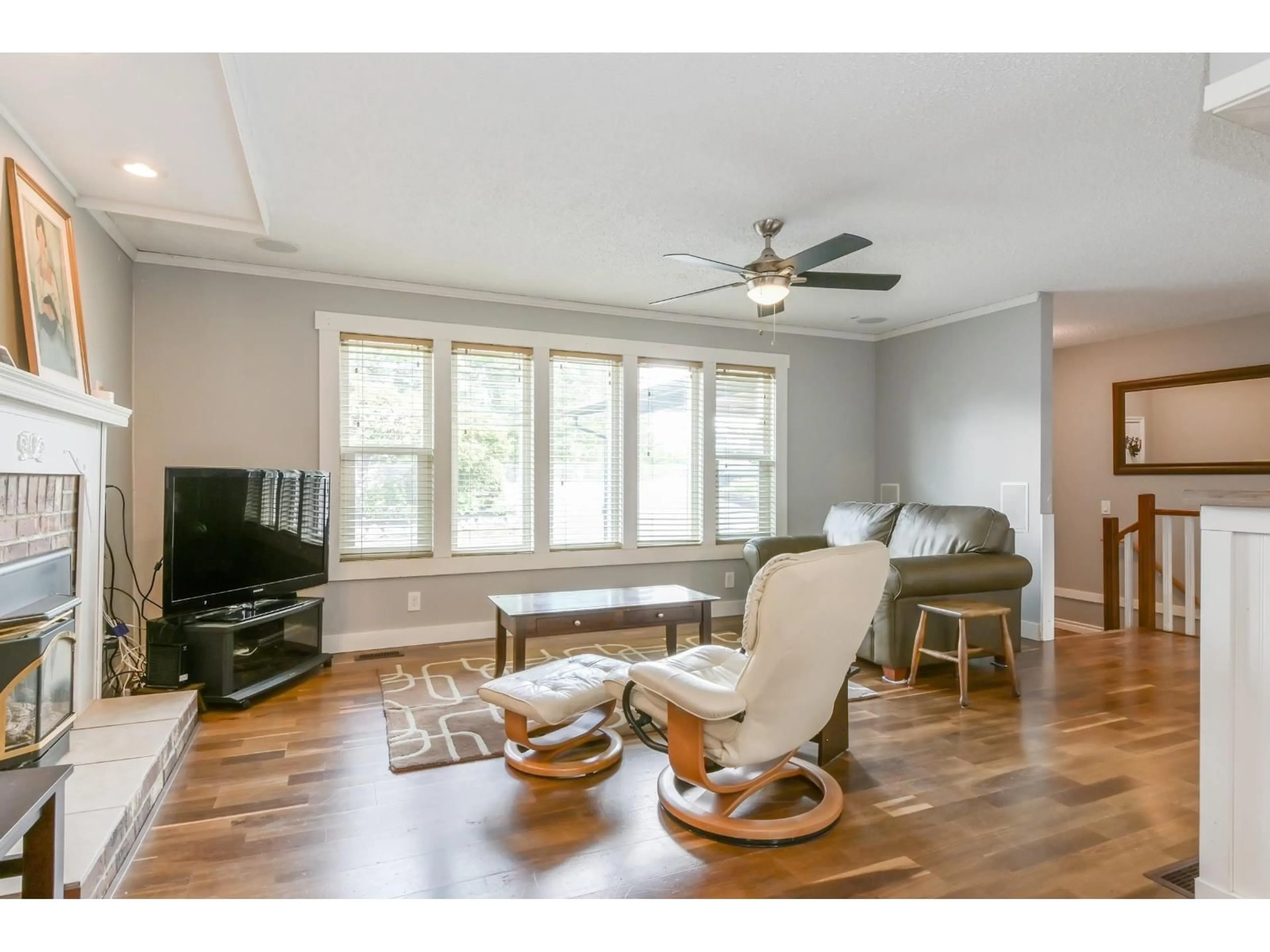Living room with furniture, wood/laminate floor for 32584 BEST, Mission British Columbia V2V2S6