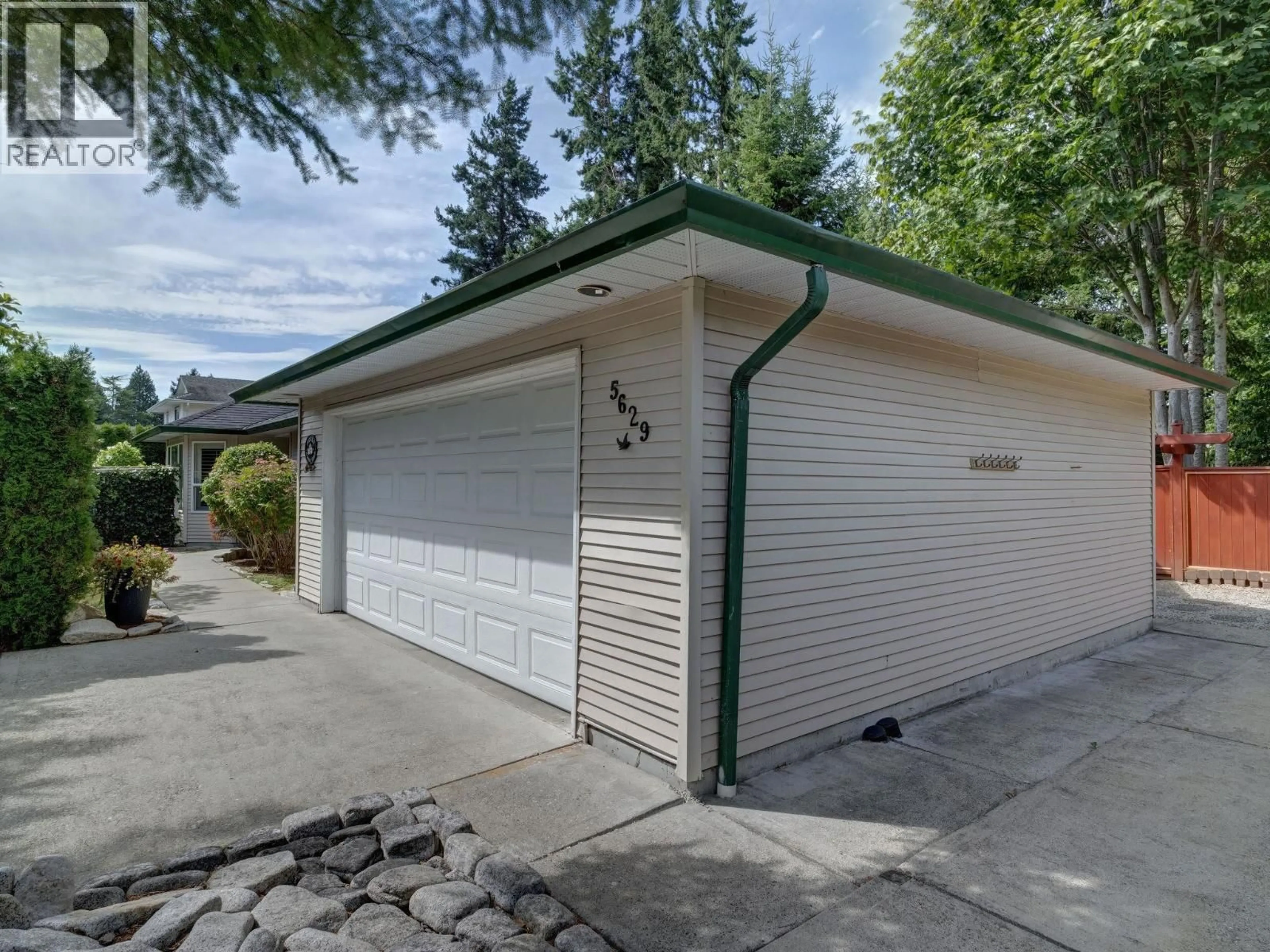 Indoor garage for 5629 CURTIS PLACE, Sechelt British Columbia V7Z0R9