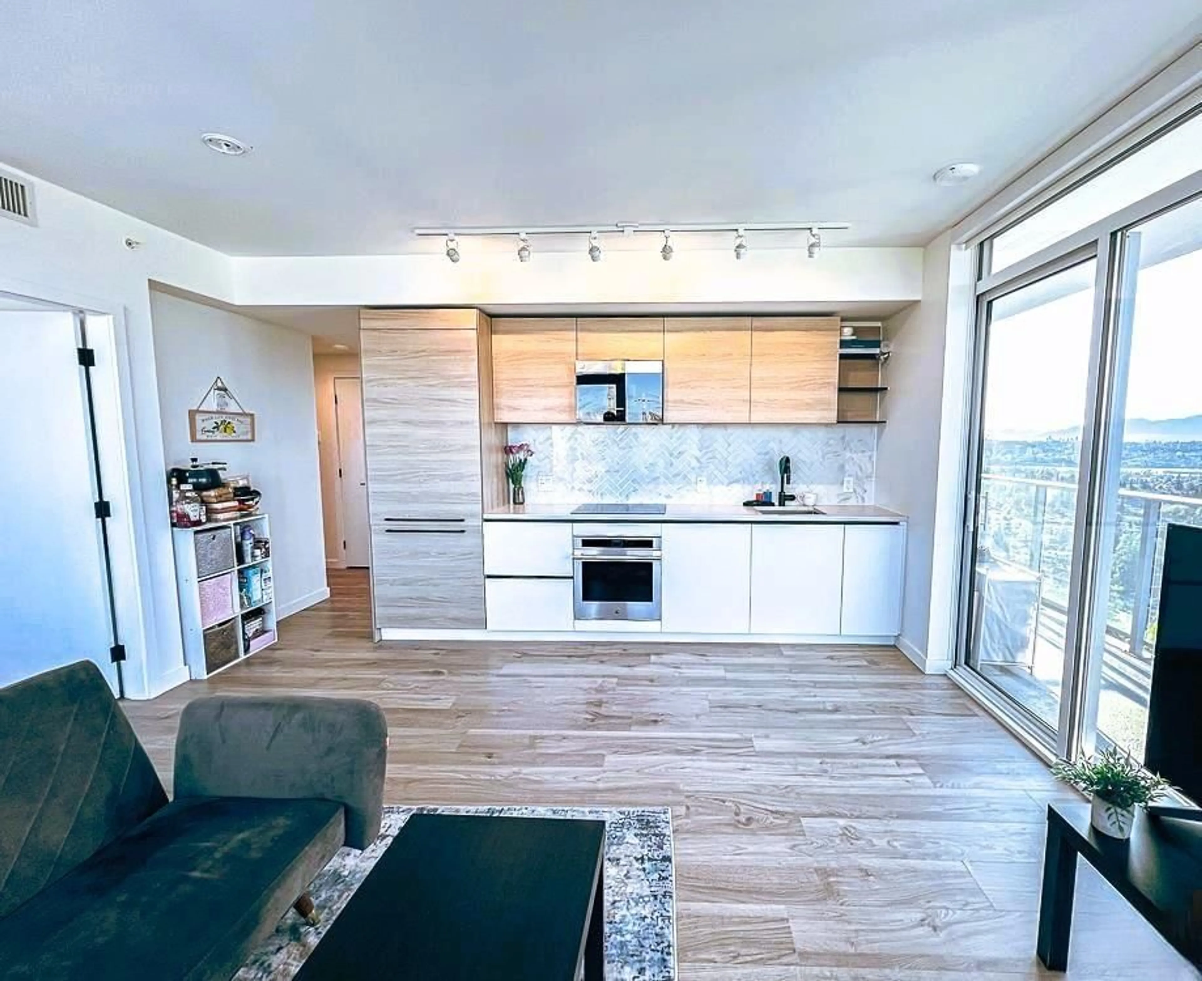 Open concept kitchen, wood/laminate floor for 3104 - 10448 UNIVERSITY, Surrey British Columbia V3T0S7