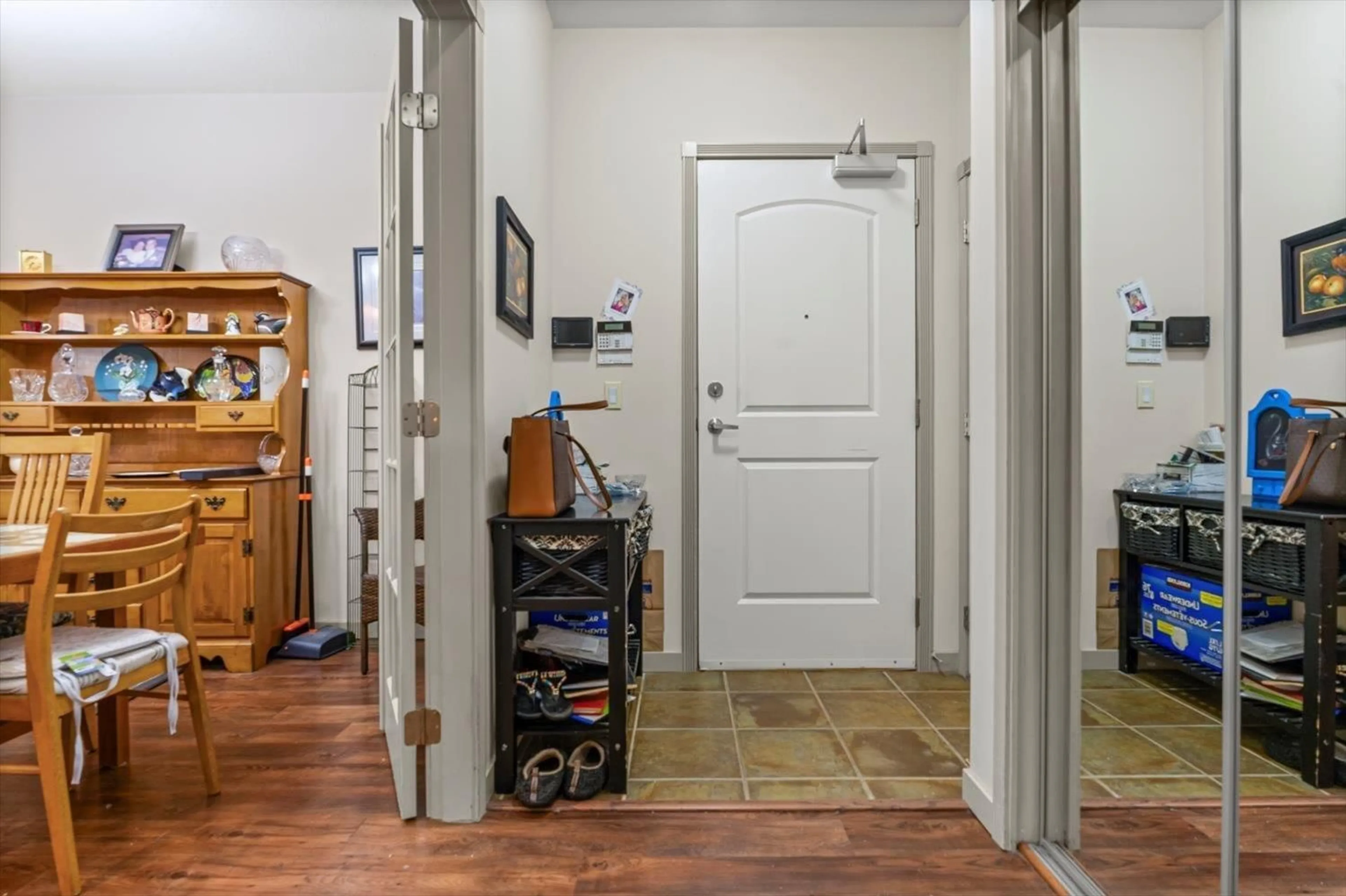 Indoor entryway for 303 - 33485 SOUTH FRASER, Abbotsford British Columbia V2S8P9