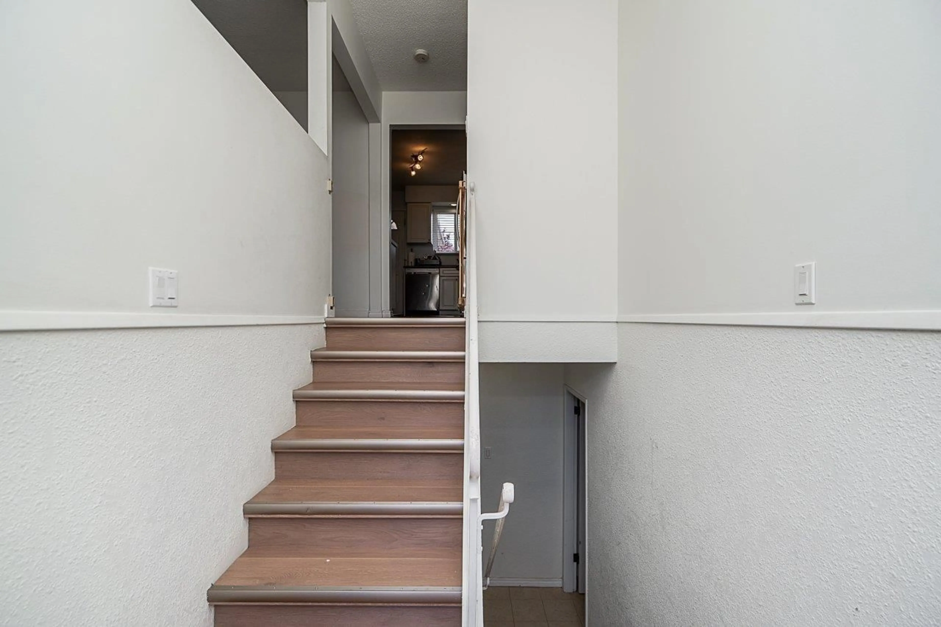 Indoor foyer for 13728 BLACKBURN, White Rock British Columbia V4B3B6