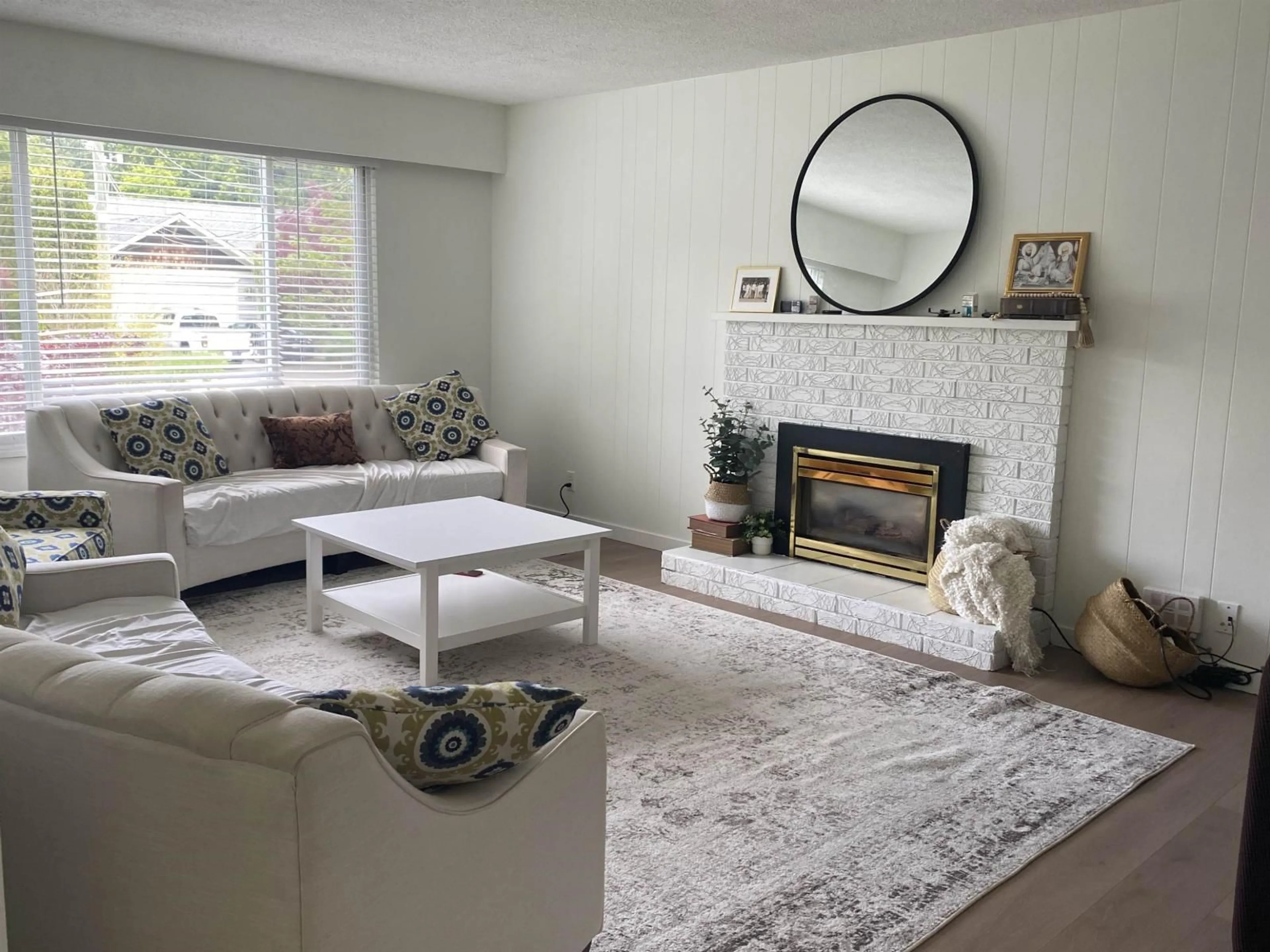 Living room with furniture, unknown for 13728 BLACKBURN, White Rock British Columbia V4B3B6