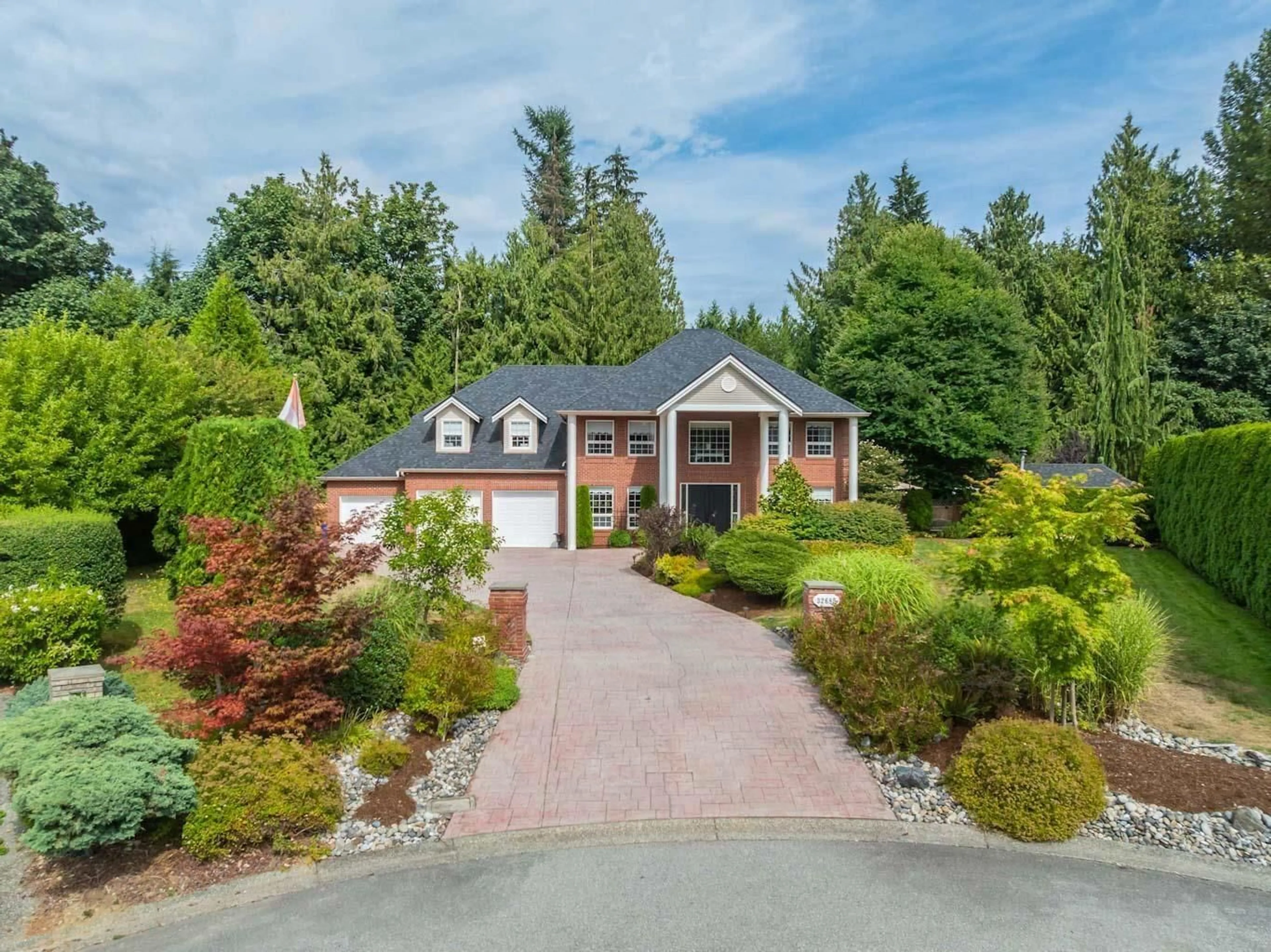 A pic from outside/outdoor area/front of a property/back of a property/a pic from drone, street for 32685 JUDD, Mission British Columbia V4S1A6