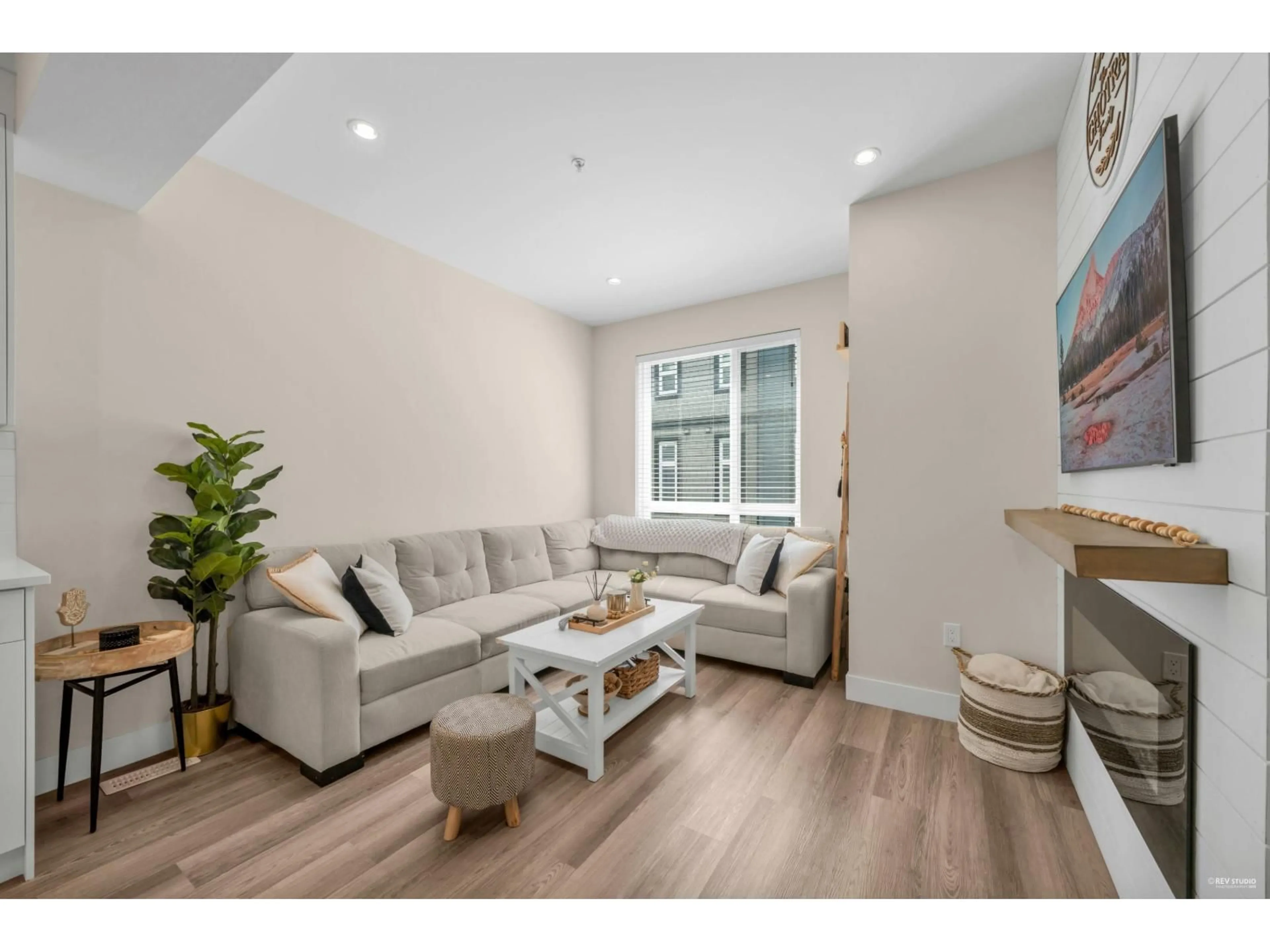 Living room with furniture, wood/laminate floor for 14 - 5515 199A, Langley British Columbia V3A0L4