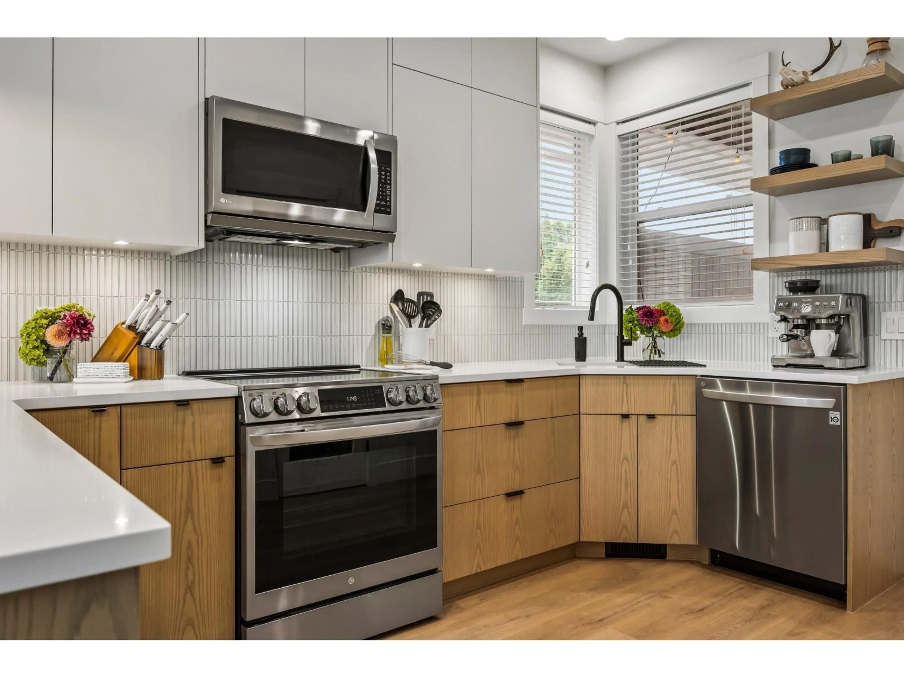 Contemporary kitchen, wood/laminate floor for 6389 REID ROAD, Chilliwack British Columbia V2R1T9
