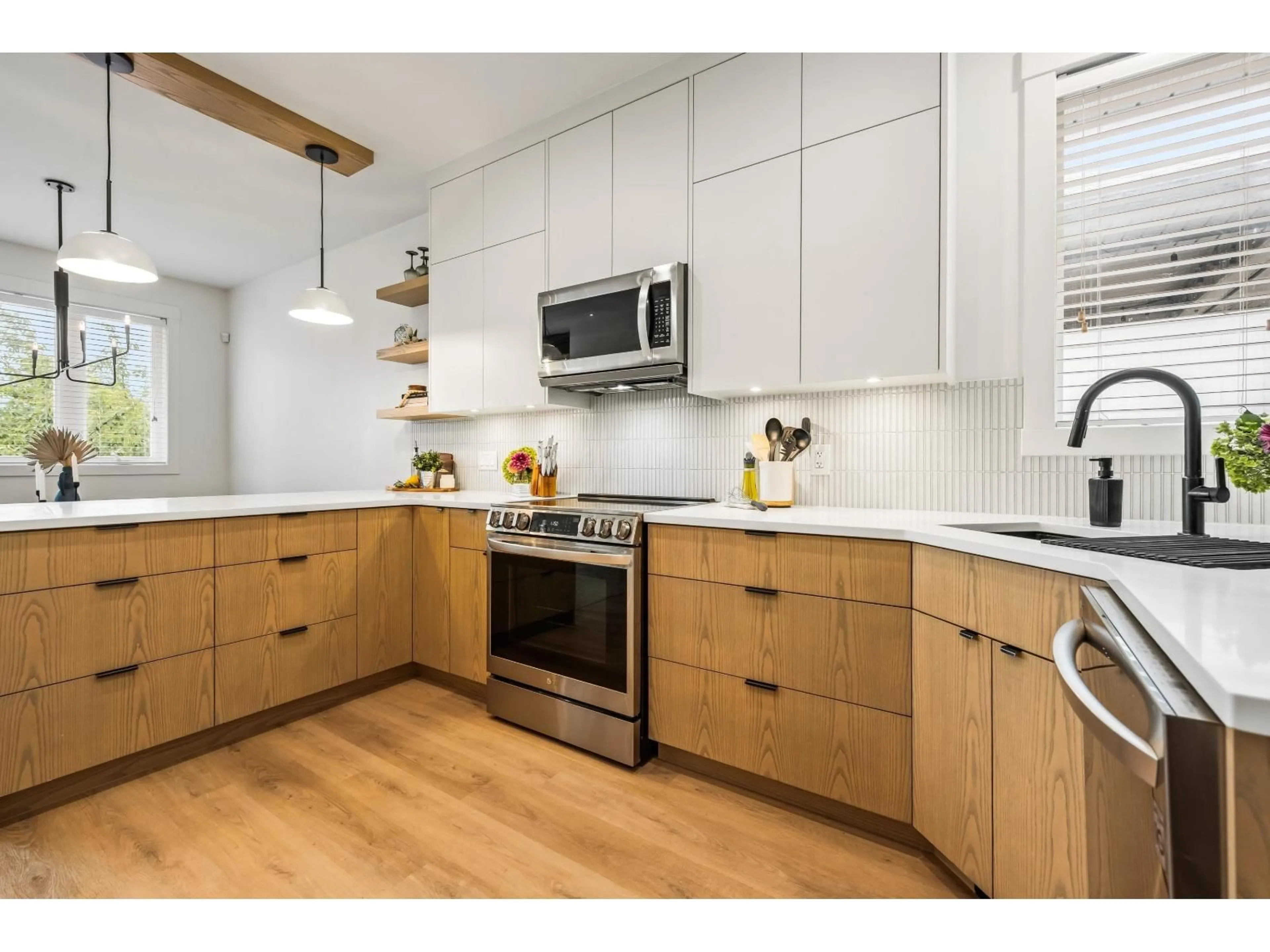 Contemporary kitchen, wood/laminate floor for 6389 REID ROAD, Chilliwack British Columbia V2R1T9