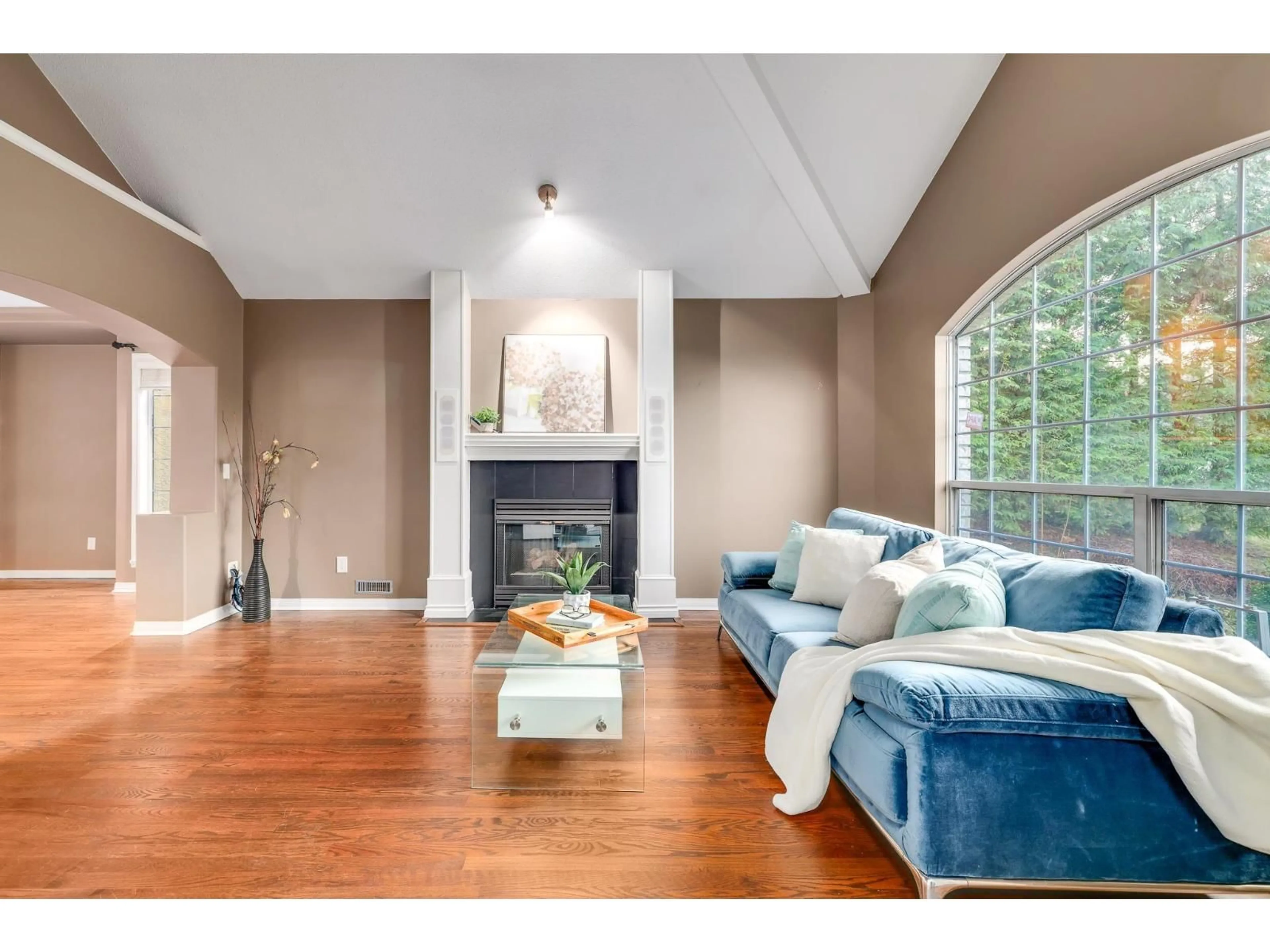 Living room with furniture, wood/laminate floor for 2910 145A, Surrey British Columbia V4P1P7