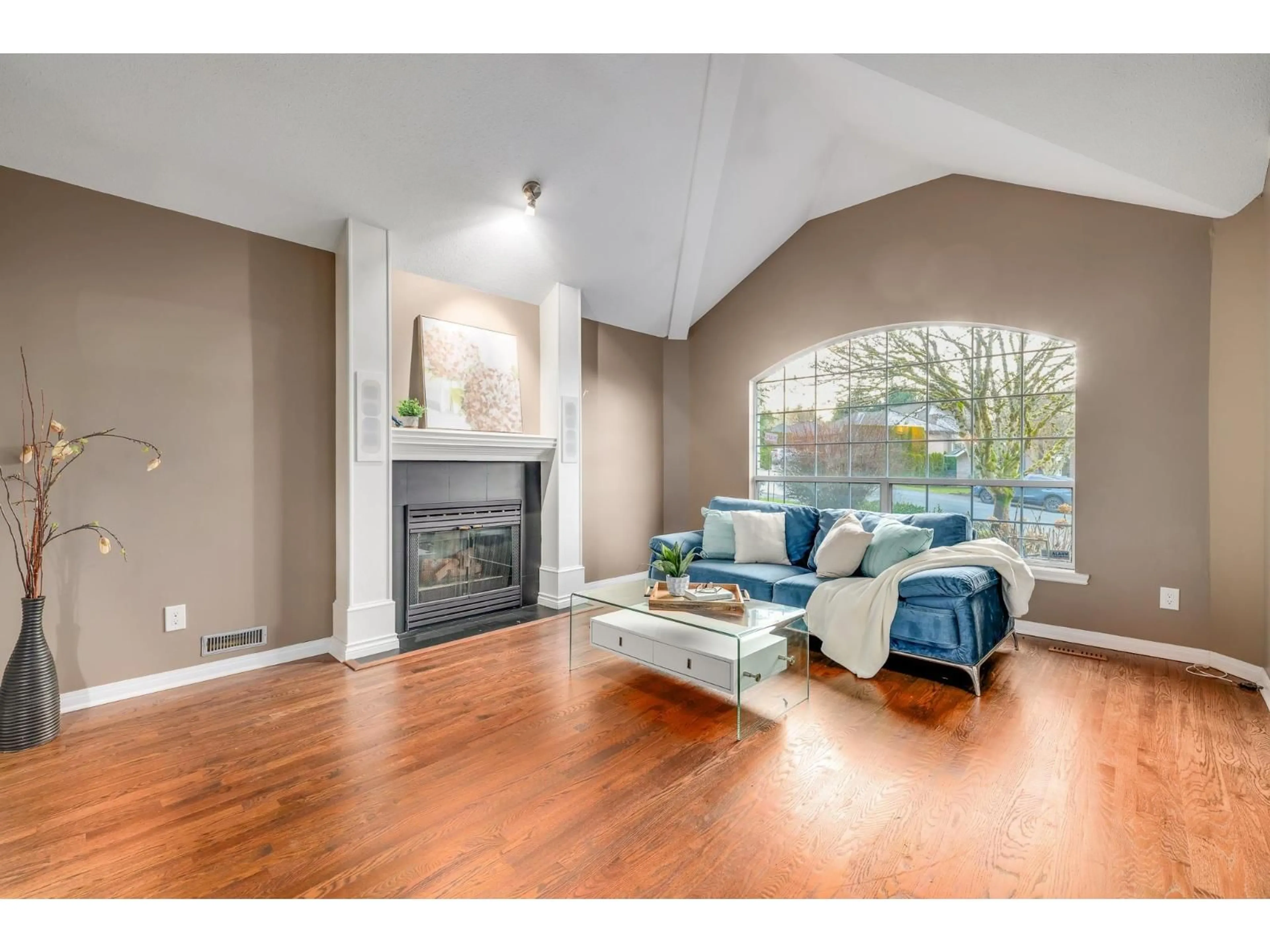 Living room with furniture, wood/laminate floor for 2910 145A, Surrey British Columbia V4P1P7